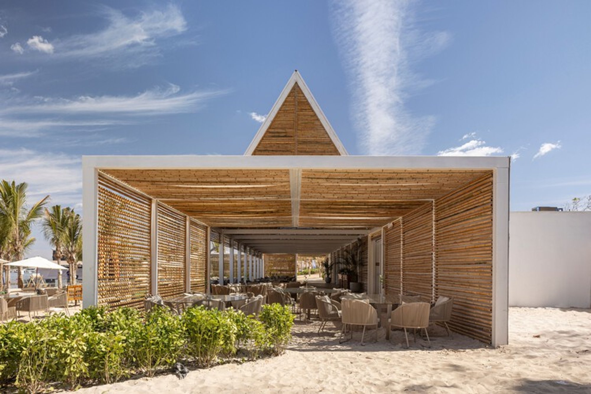 Beach Complex (Na Praia) by Estúdio MRGB + ARQBR Arquitetura e Urbanismo + BLOCO Arquitetos