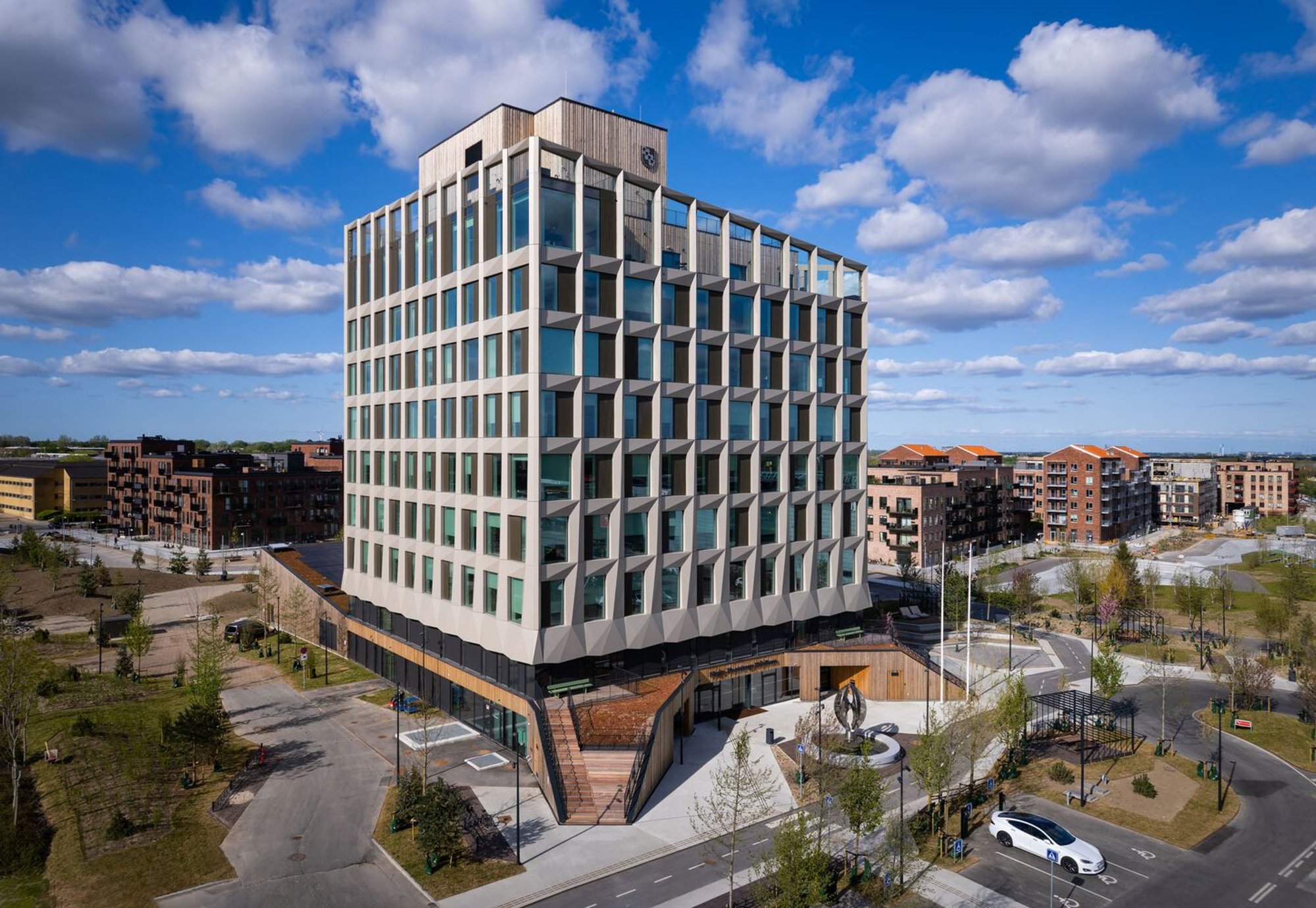 Høje-Taastrup City Hall by PLH Arkitekter: A Transparent and Sustainable Civic Landmark in Denmark