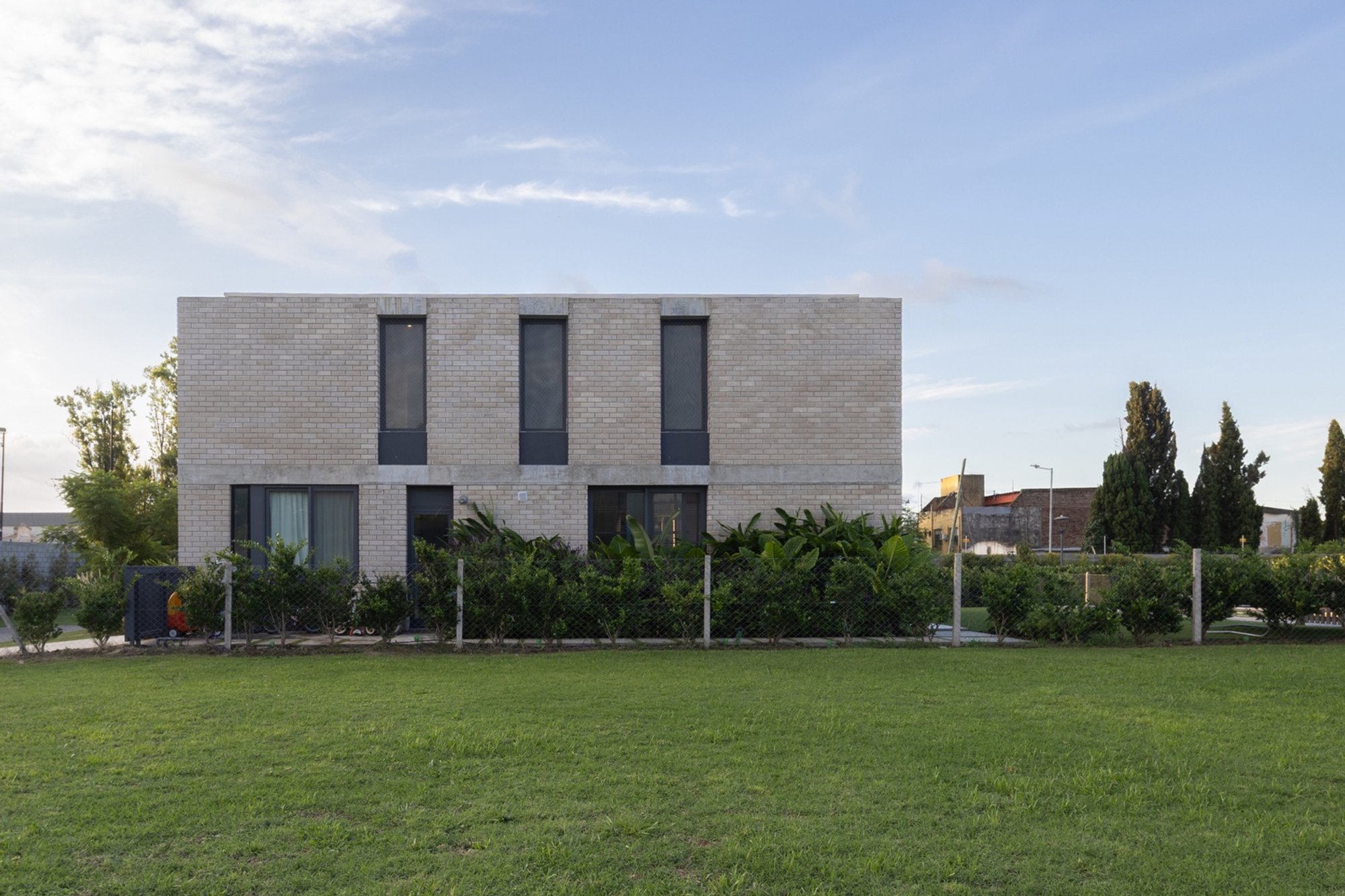 RoMa House: A Masterpiece of Compact House Design in Béccar, Argentina