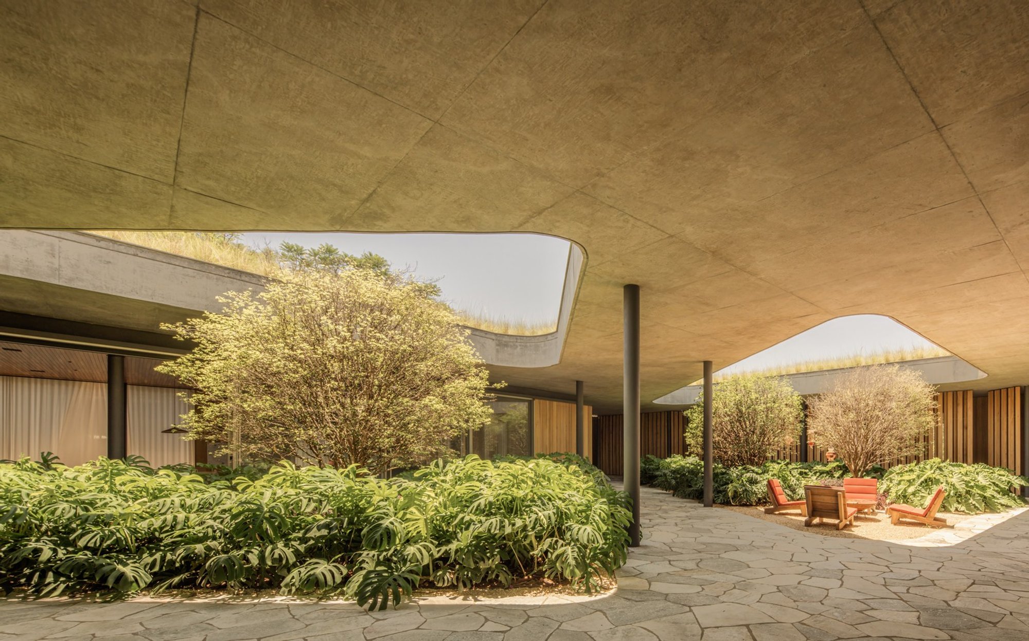 GAK House: A Green Roof Luxury House by Bernardes Arquitetura in Porto Feliz