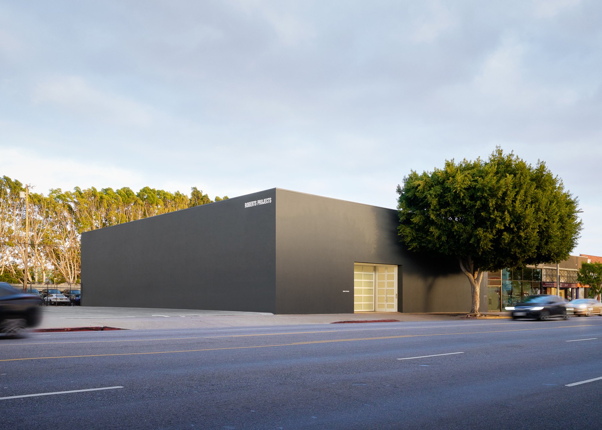Roberts Projects by Johnston Marklee – A Contemporary Art Gallery in Los Angeles Revitalizing a 1940s Auto Showroom