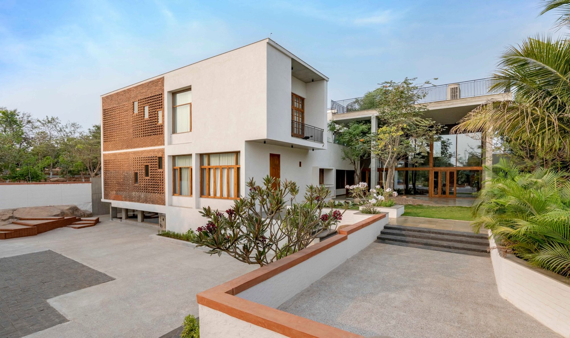 Daaji’s Home – A Masterpiece of Biophilic and Biomorphic Architecture by The Grid Architects