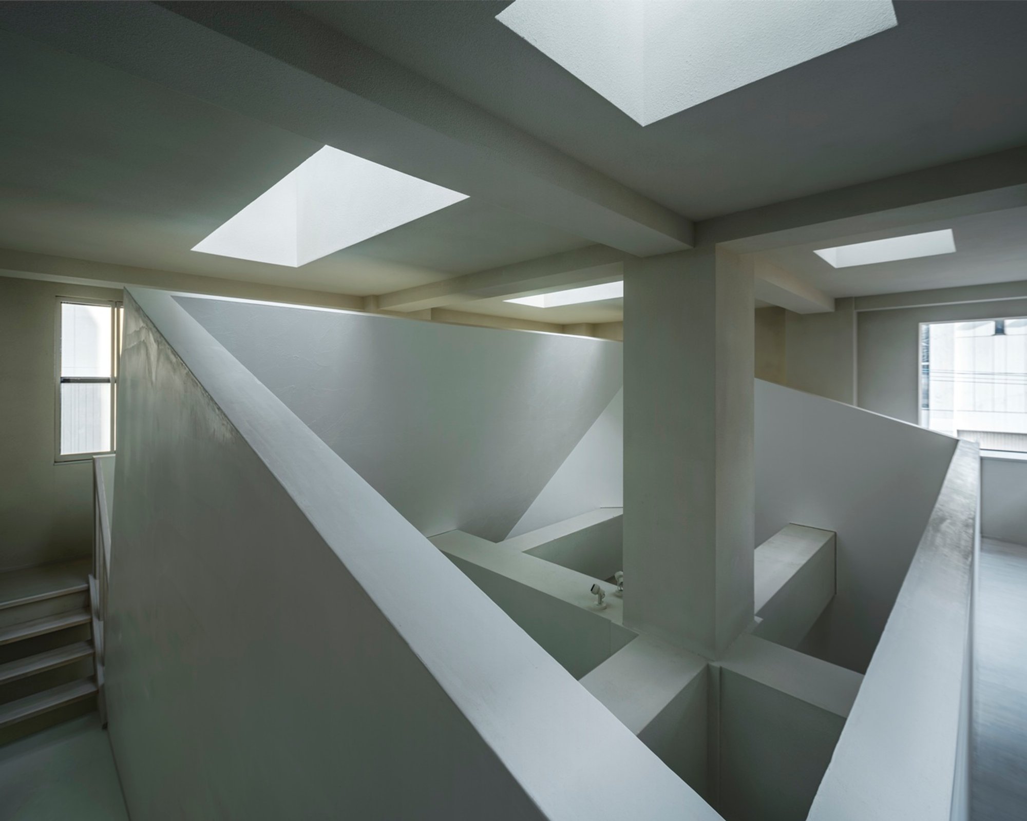 Floating Nest by YŪ Momoeda Architects: Adaptive Reuse of Residential Buildings in Japan