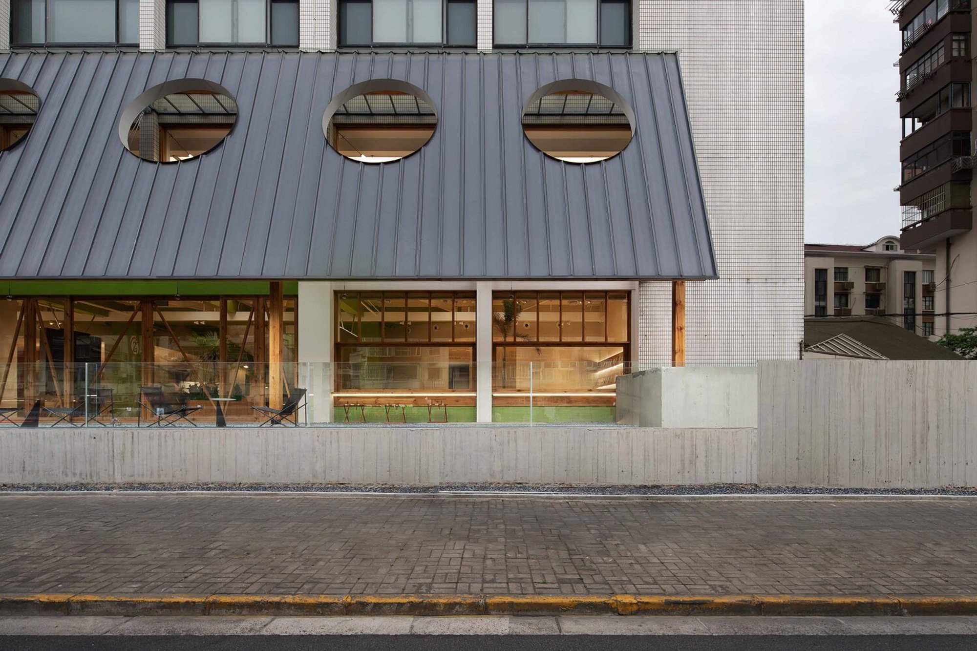 Under the Eaves Coffee Shop – Displacement Architects’ Blend of Urban Pause and Cultural Memory in Shanghai