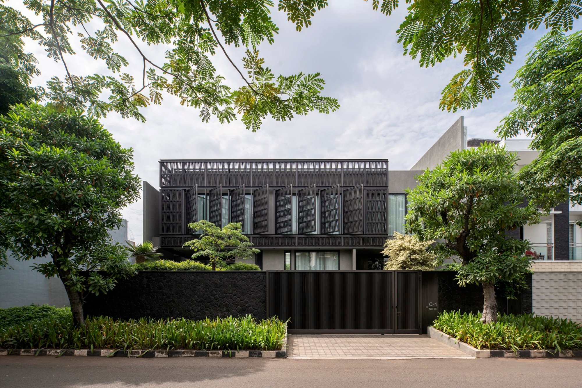 DS House by Wahana Architects – A Harmonious Blend of Nature and Modern Living in Jakarta