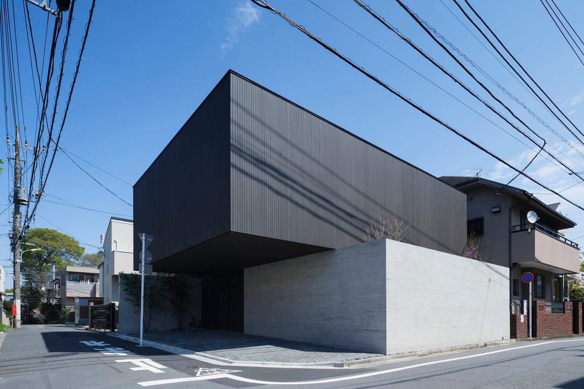 LAXUS House by APOLLO Architects & Associates – Minimalist Luxury in the Heart of Ota City, Japan