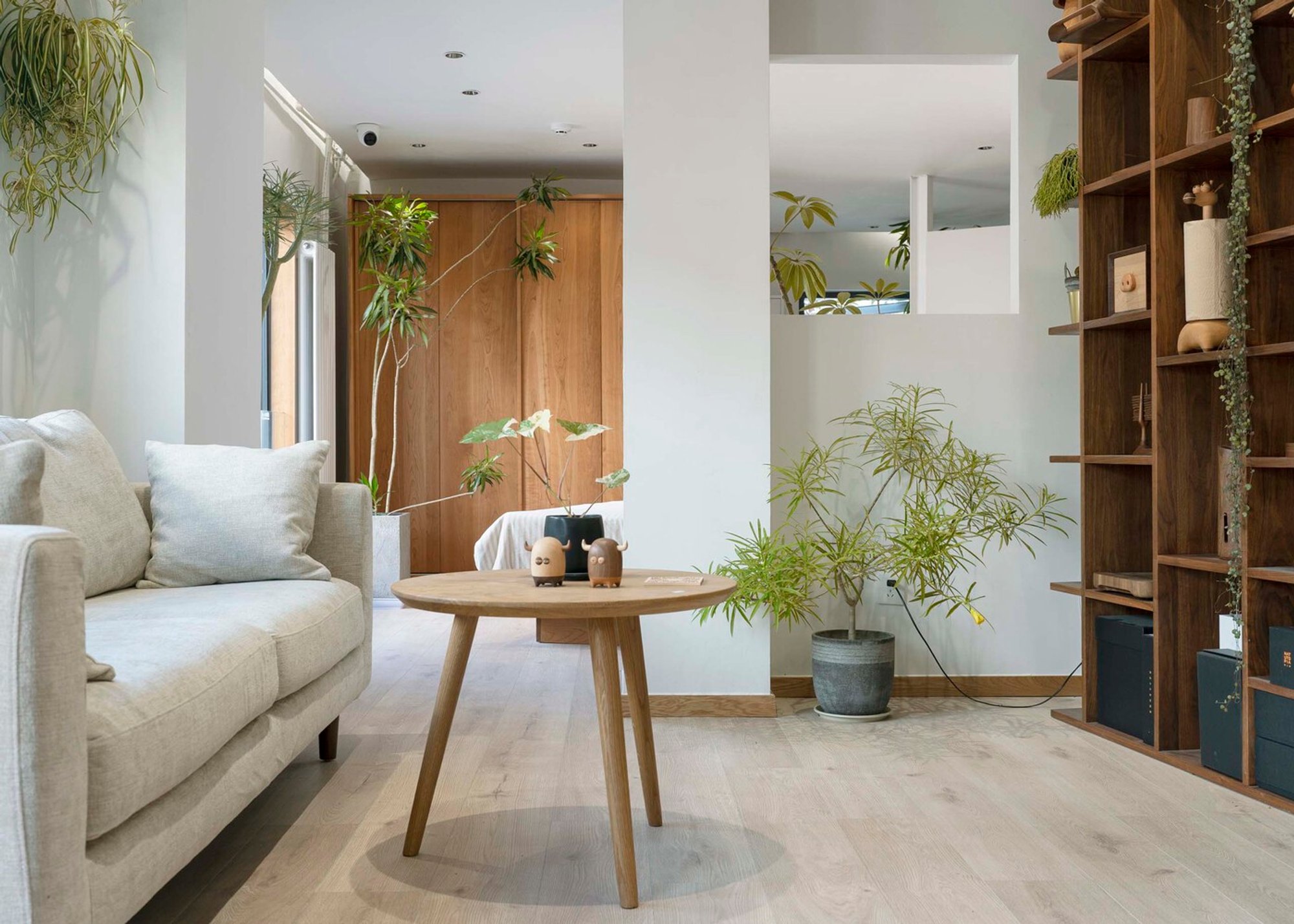 Hexagonal Court: Homer Shop & Office by Jin Qiuye Studio – A Harmonious Blend of Showroom, Office, and Atrium Space