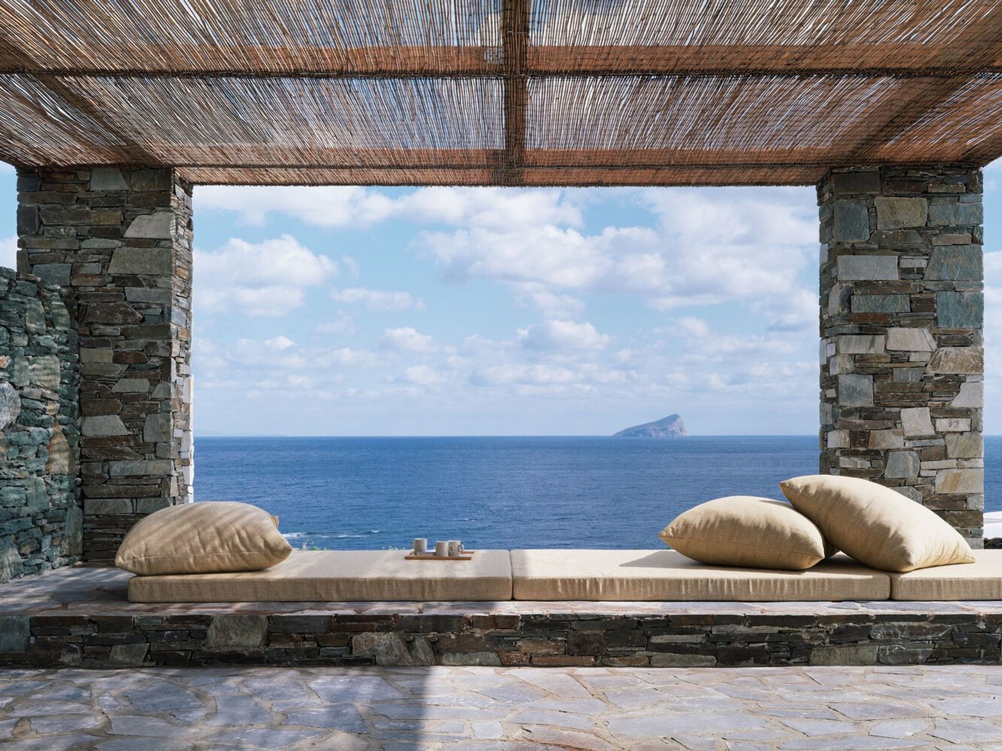 The Outdoor House by Sigurd Larsen: A Masterpiece of Outdoor Living Architecture in Greece