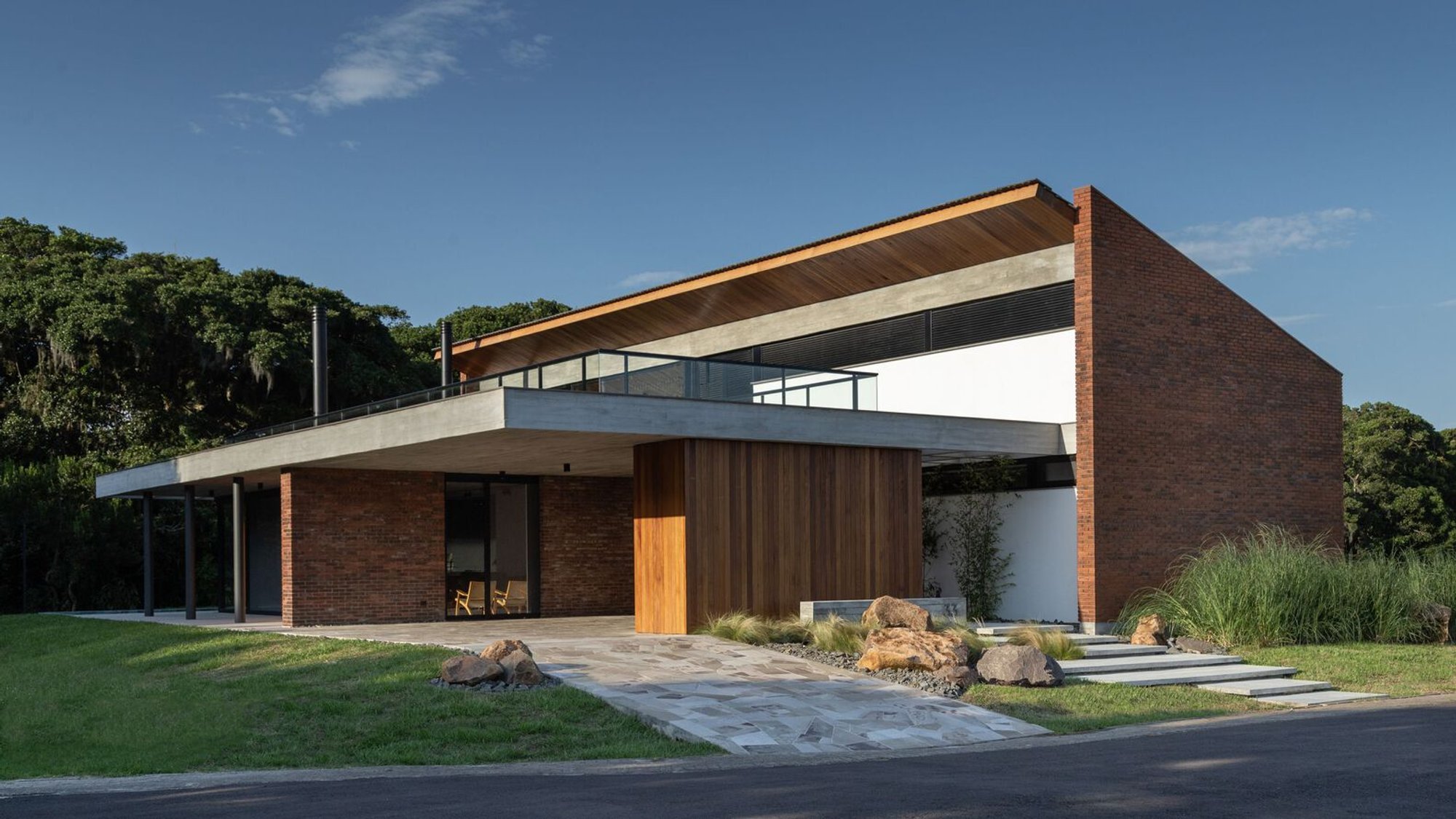 Louzada House by Galeria 733 – A Contemporary Residence Immersed in Brazilian Nature