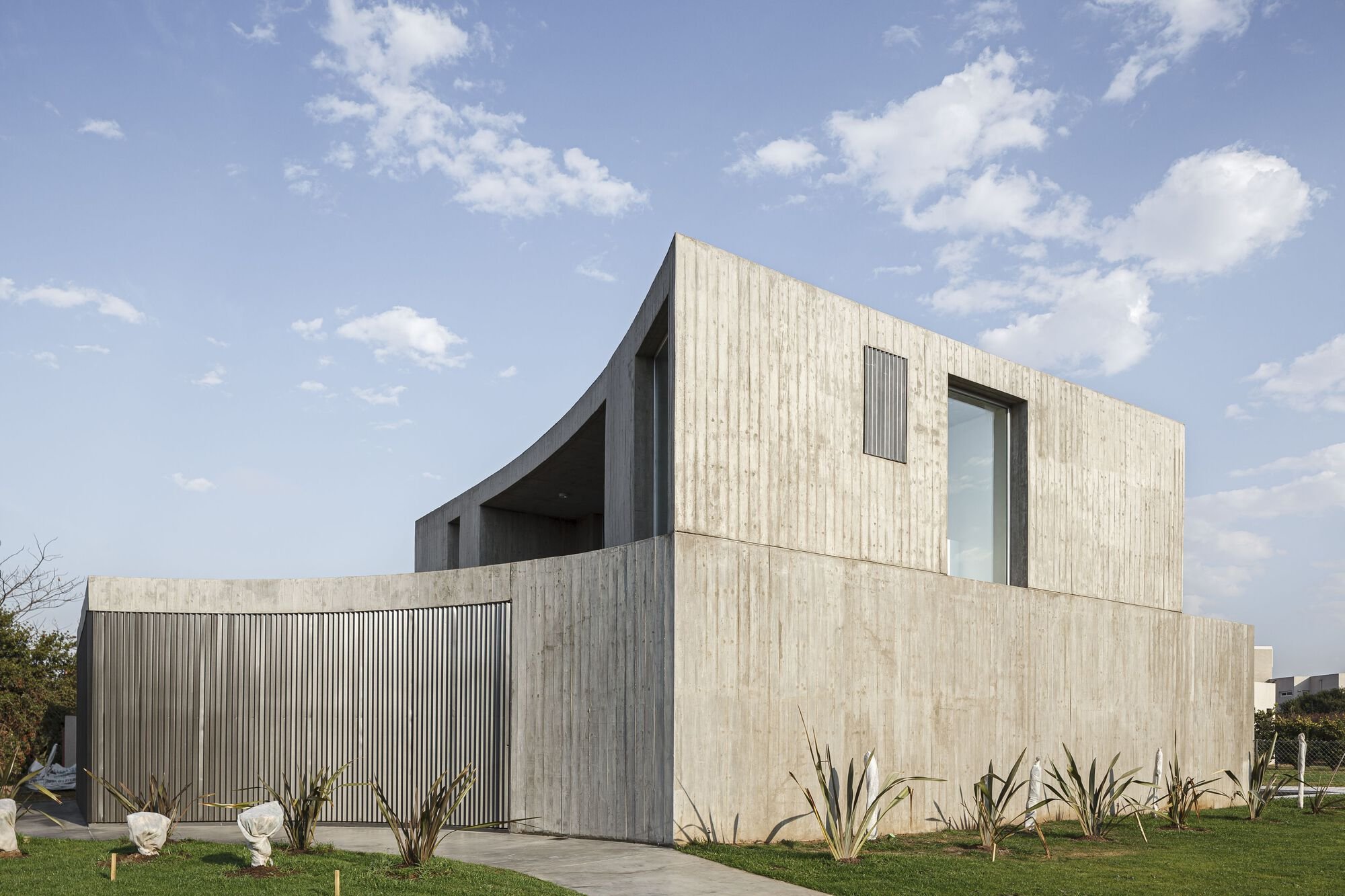 Molde House by Federico Marinaro Arquitecto – A Contemporary Concrete Residence in Funes, Argentina