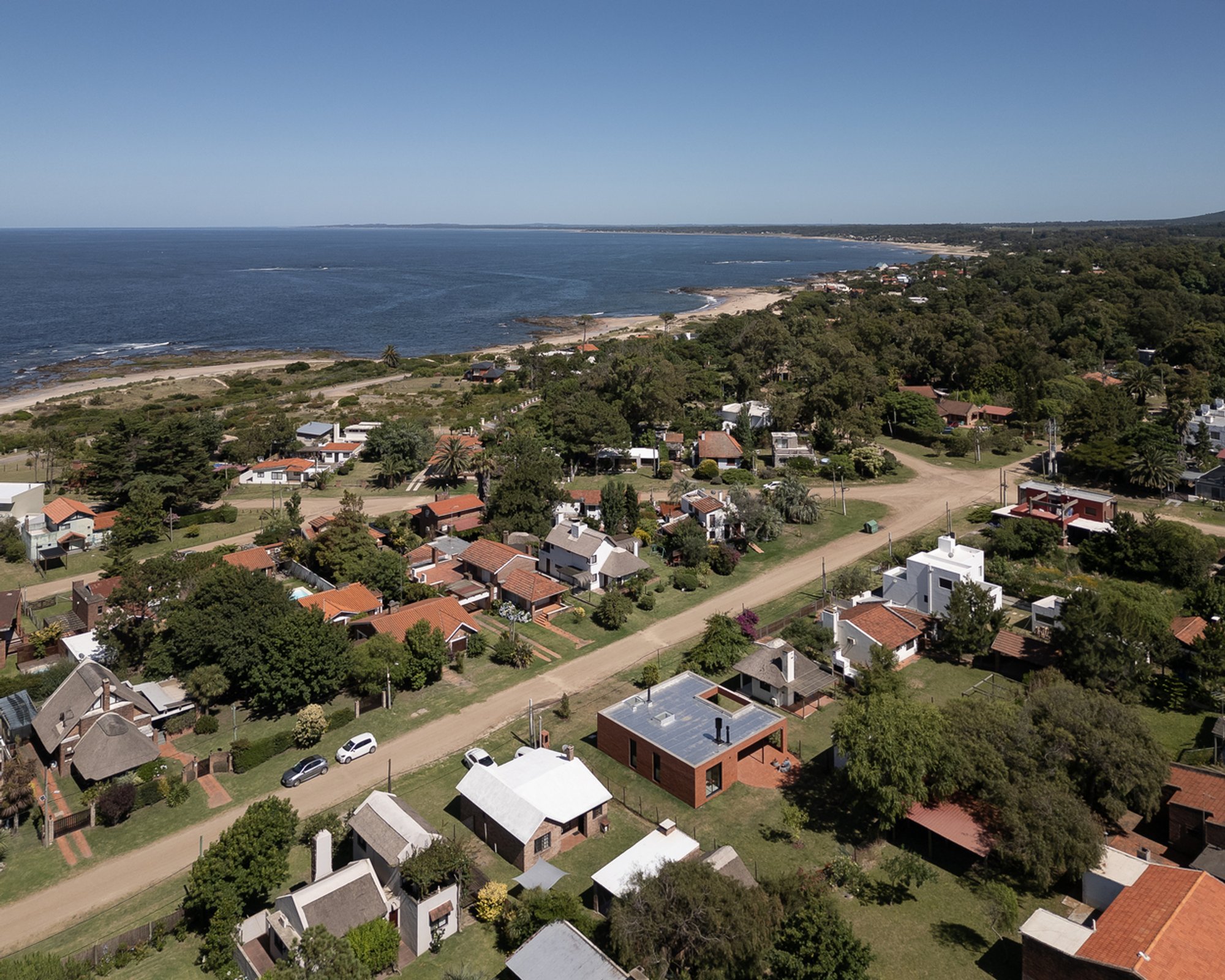 pRoA House: A Modern Brick House in Uruguay by Matías de los Campos Nin Arquitecto