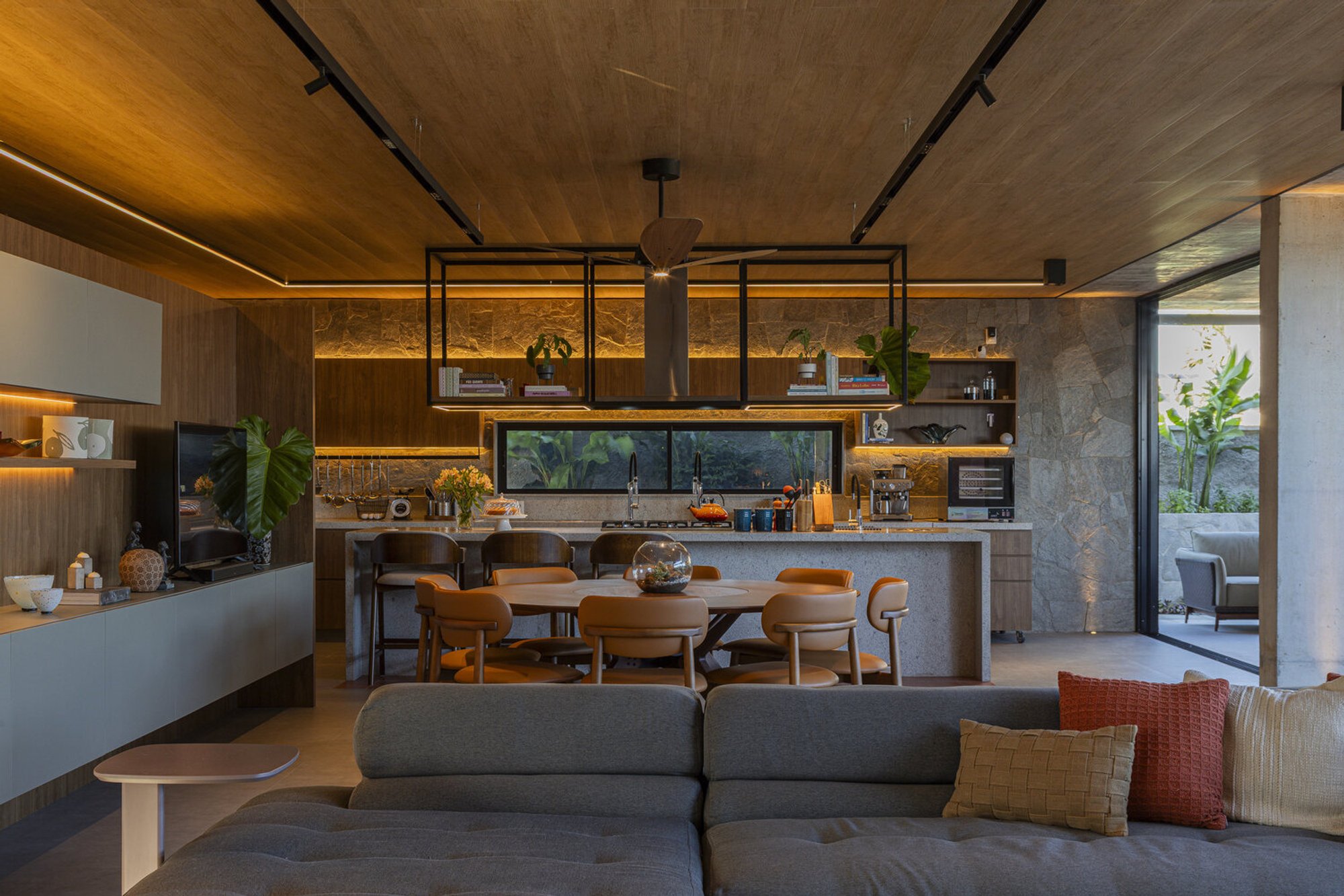 Modern Brazilian House Design: RA House by Fernandes Atem Arquitetos