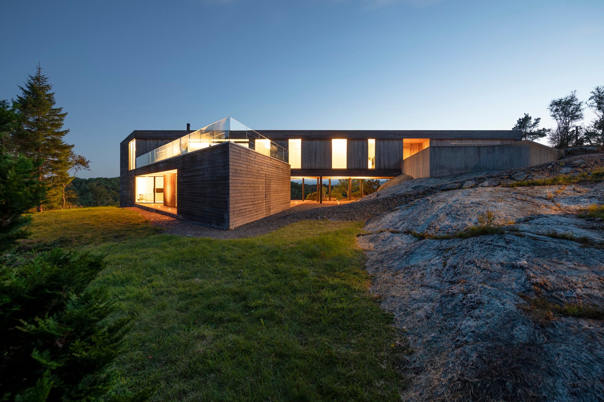 Villa R by Saunders Architecture: A Hilltop Family Home Blending Modern Design with Nature