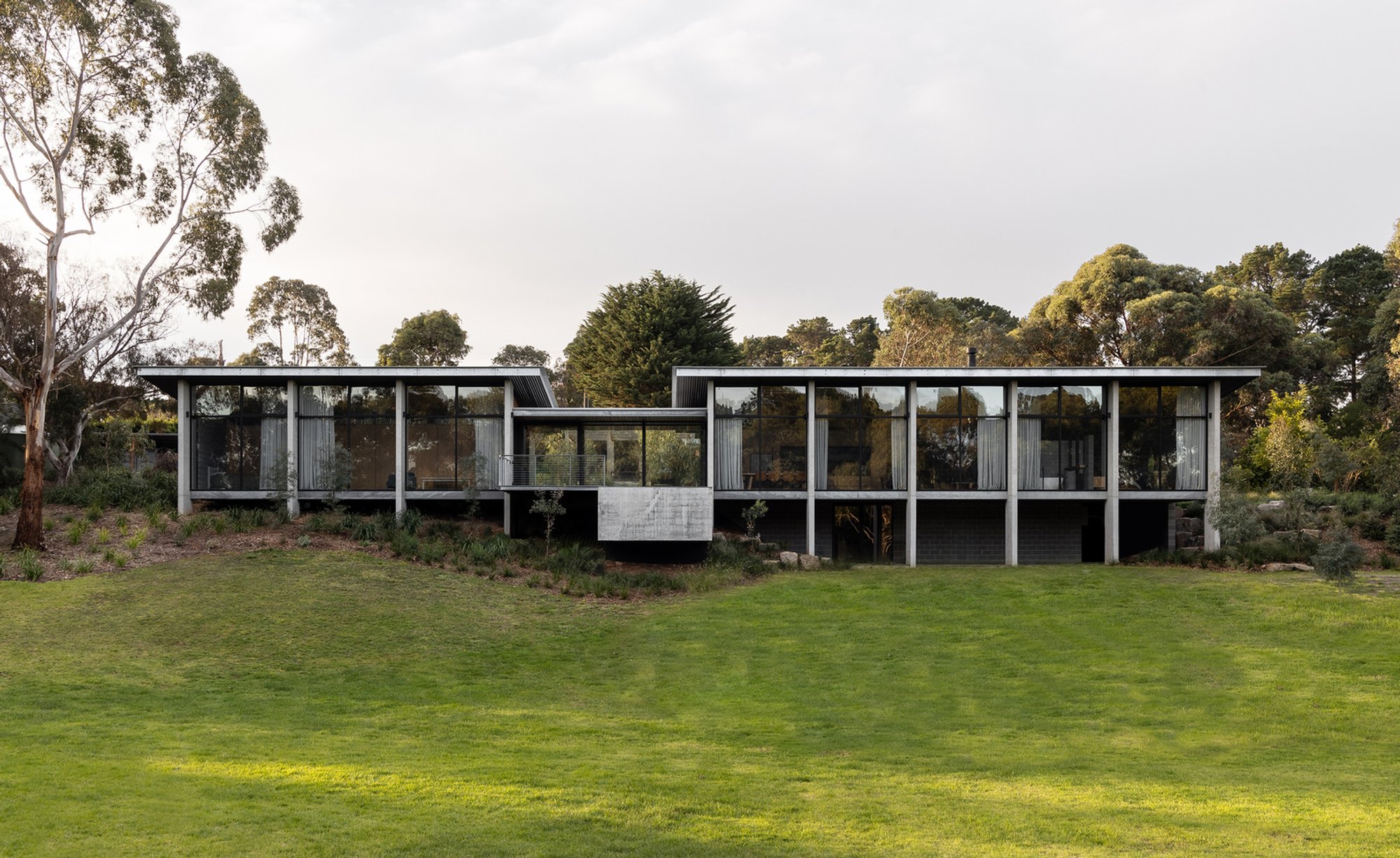 Merricks House by Aktis Architects – A Monumental Fusion of Nature and Materiality