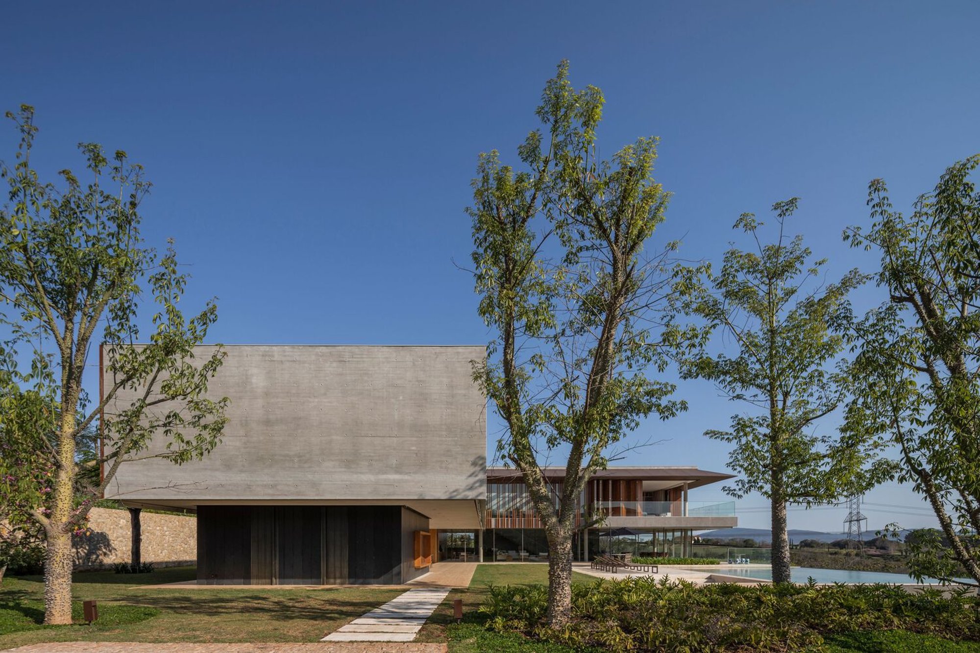 AP House by Patricia Bergantin – A Contemporary Refuge in Porto Feliz, Brazil