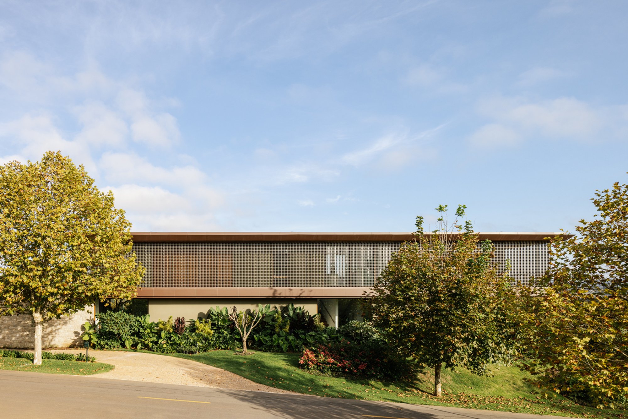 LSK Baroneza House by Gálvez & Márton Arquitetura