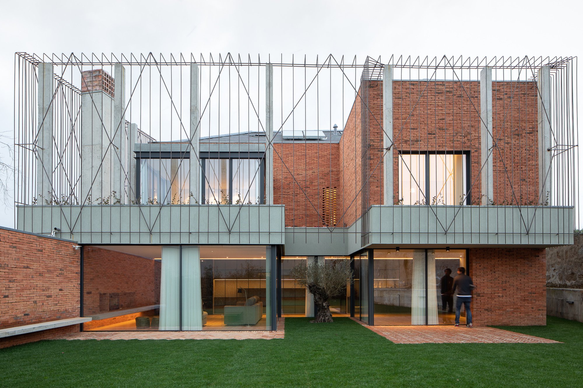 Nevogilde House by Anarchlab: A Contemporary Family Home in Porto, Portugal