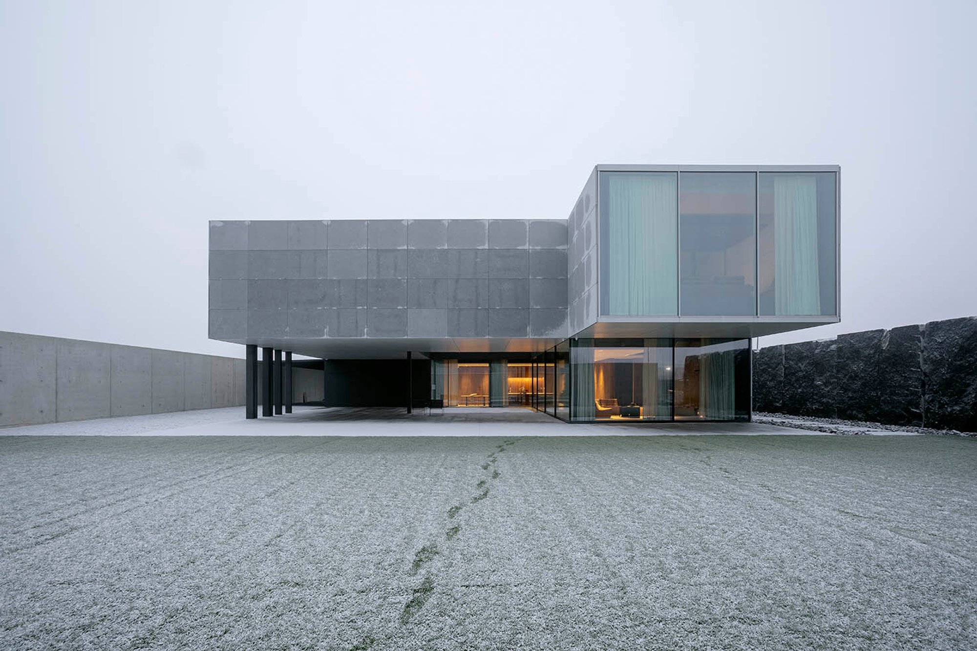 Intersection House by Luc Spits Architecture: A Dialogue of Light, Material, and Emotion