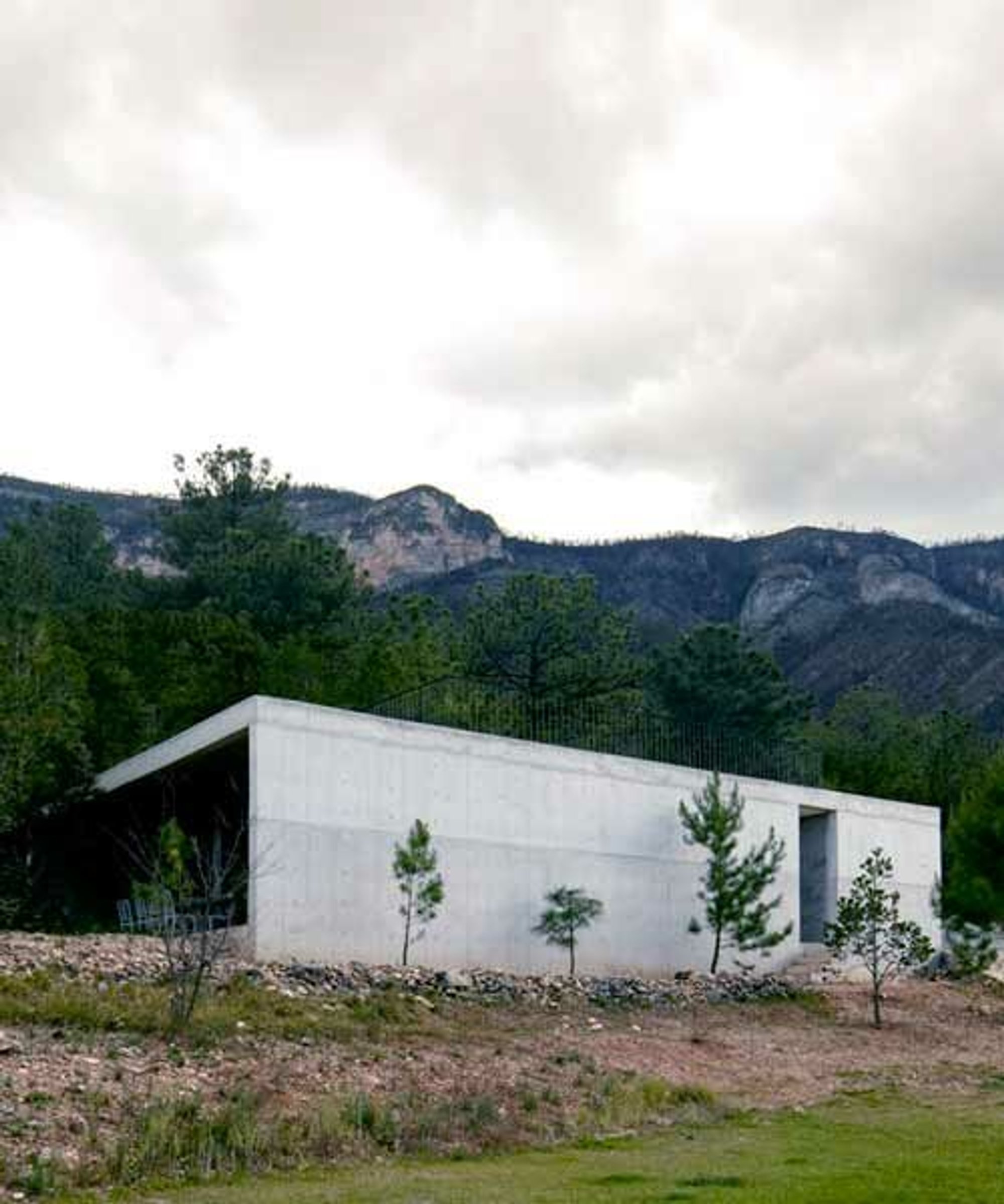 Mirador House by S-AR – A Minimalist Concrete Home Overlooking Nature