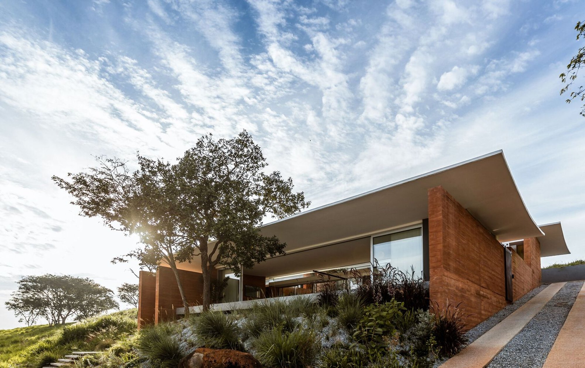 Café House by TETRO Arquitetura – A Poetic Fusion of Earth, Air, and Brazilian Culture