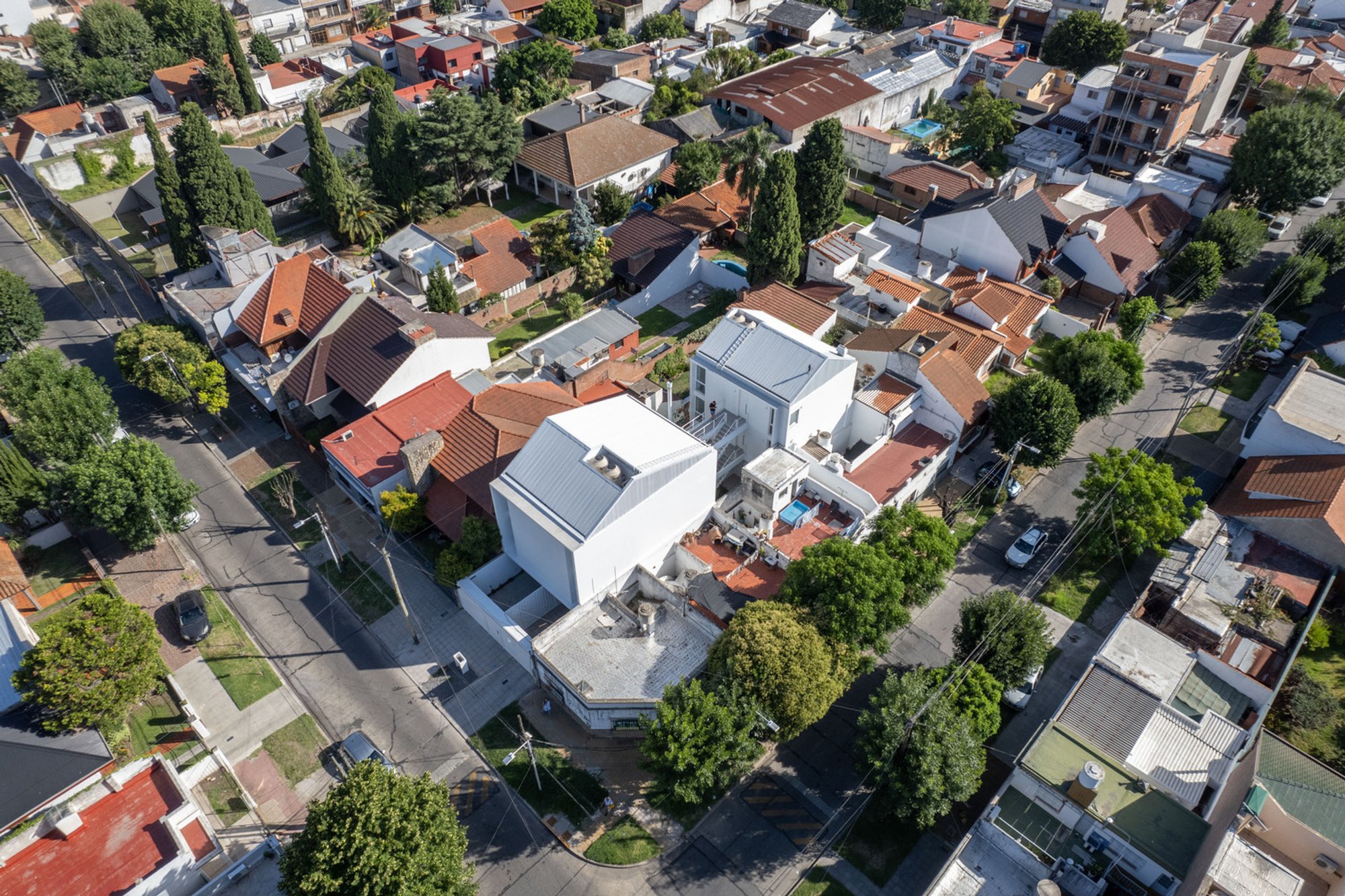 Emilio Zola 5915 Building by MasArqs