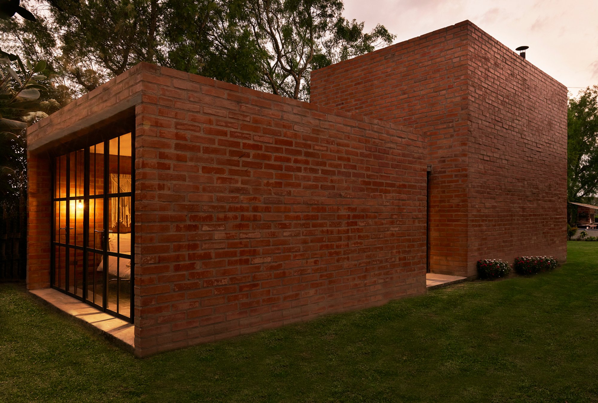 Napoles House by PJCArchitecture: A Sustainable Retreat in Quito, Ecuador