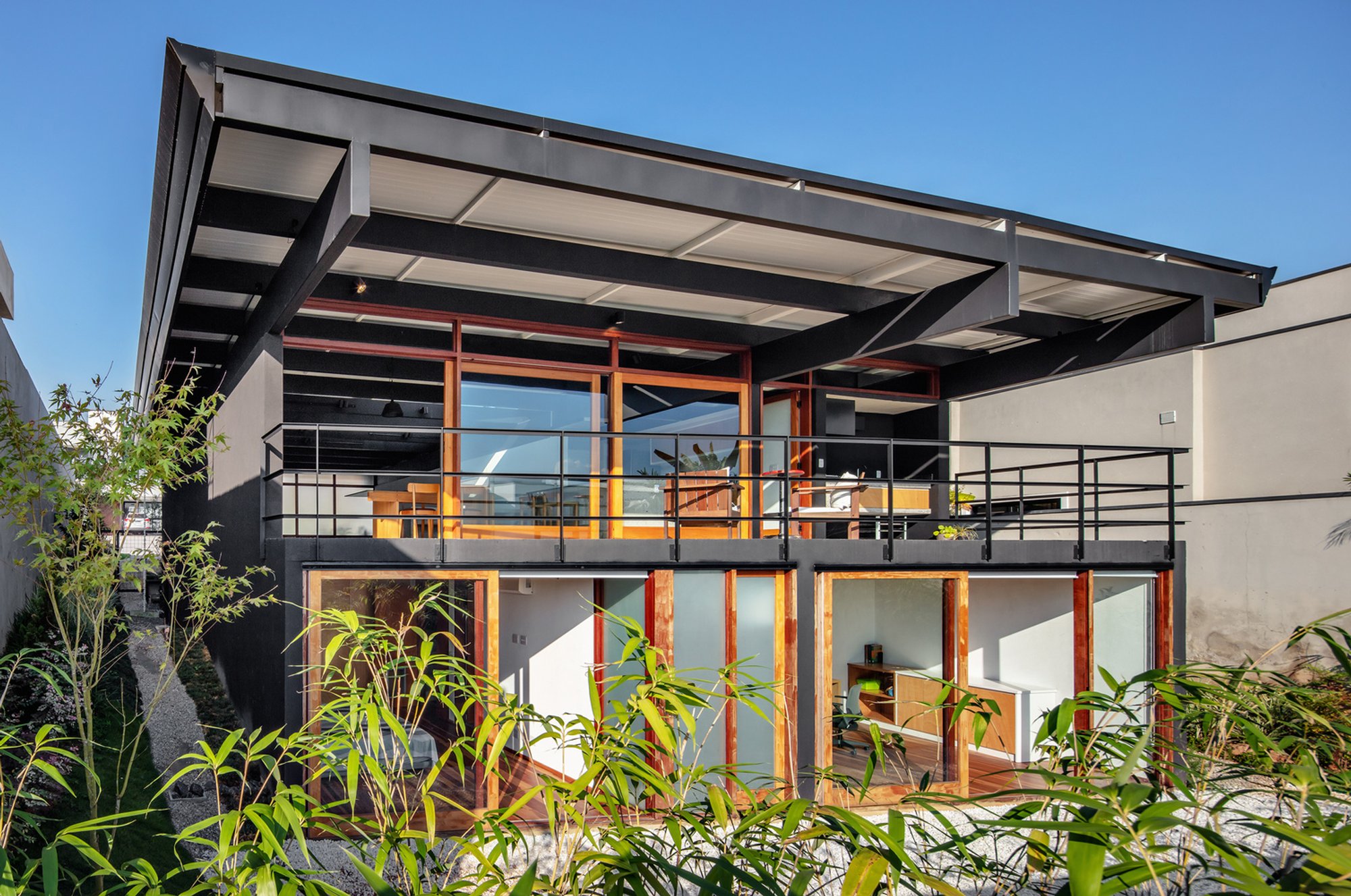 Suki House by Obra Arquitetos – A Minimalist Brazilian Home Blending Transparency, Light, and Natural Materials