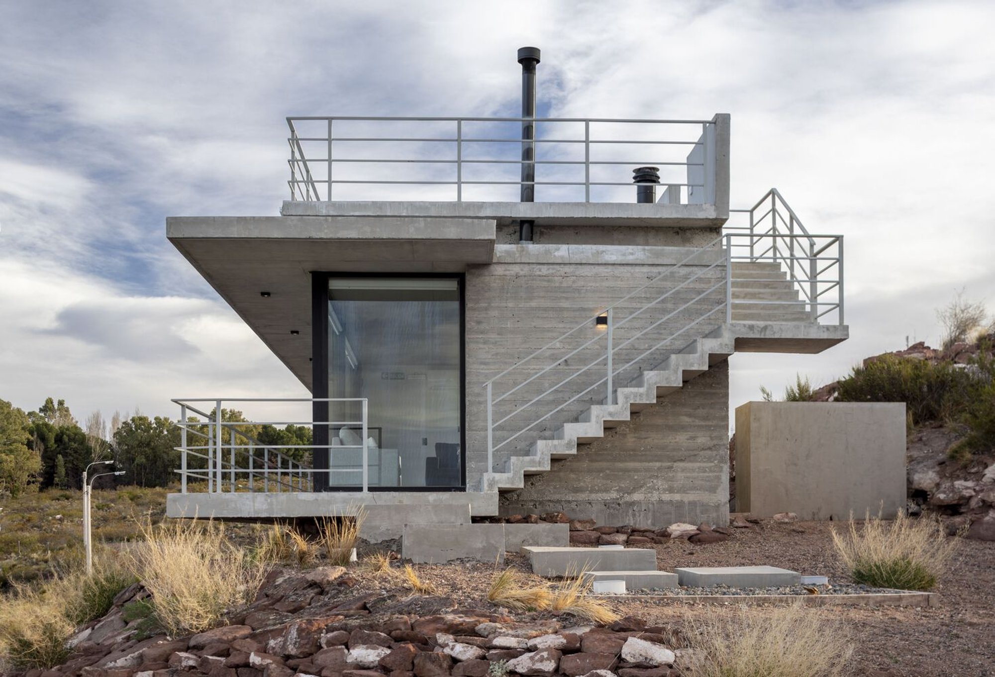 Chocon Terraces House by Chazarreta-Tohus-Almendra | Villa El Chocón, Argentina