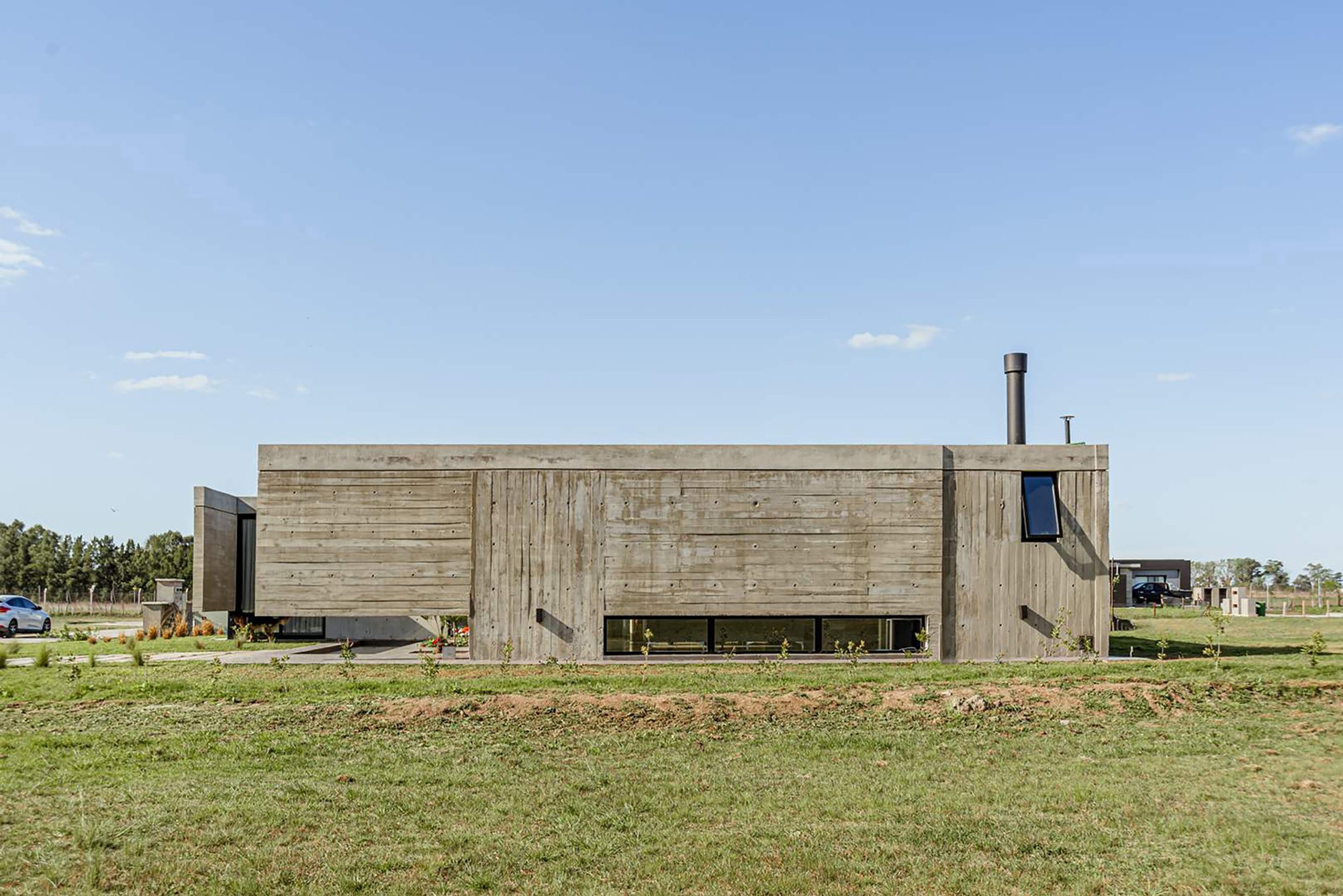 Bombai House by TIM Arquitectos: A Modern Concrete Residence in Argentina