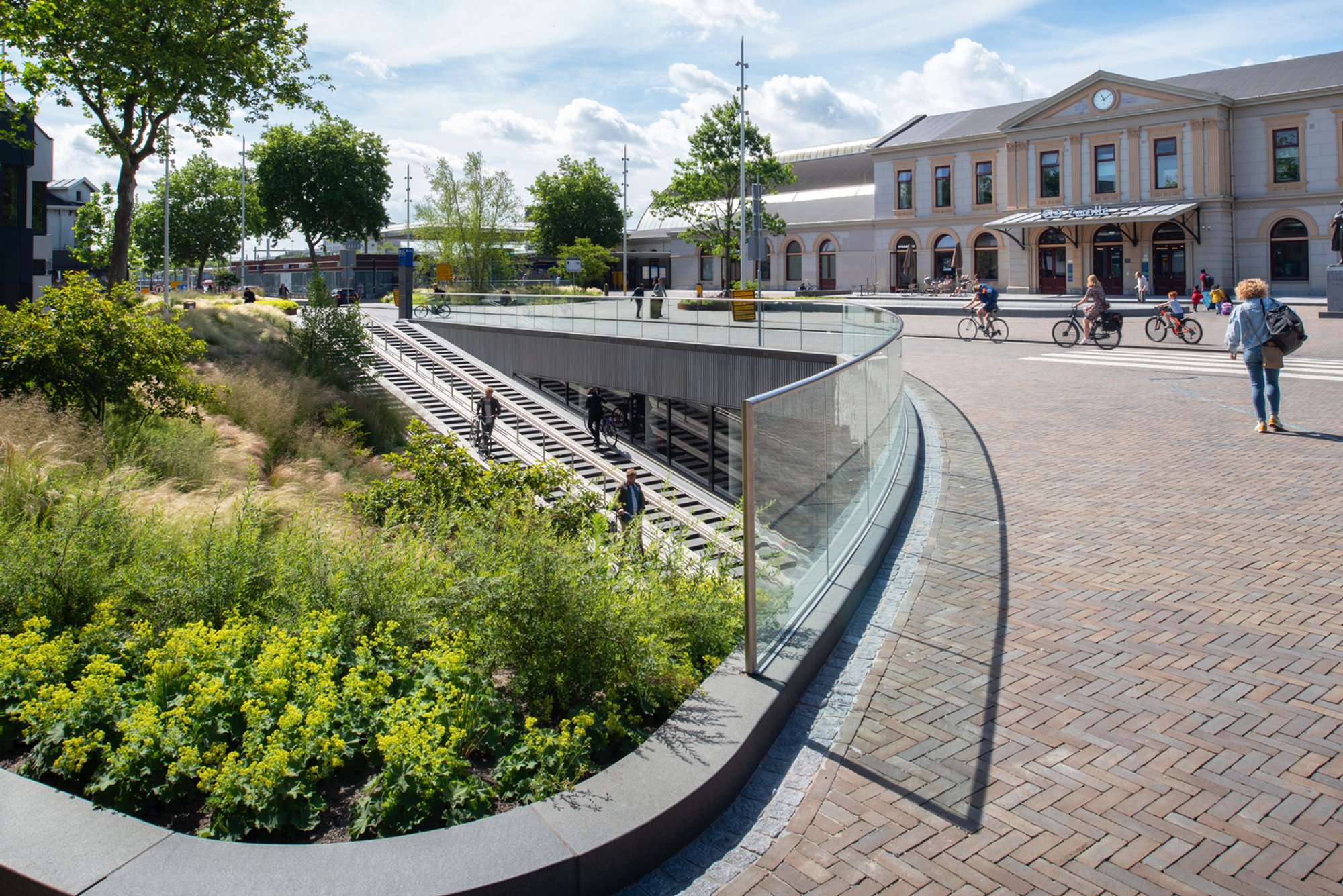 Station Forecourt Zwolle – A Seamless Blend of Urban Design and Nature