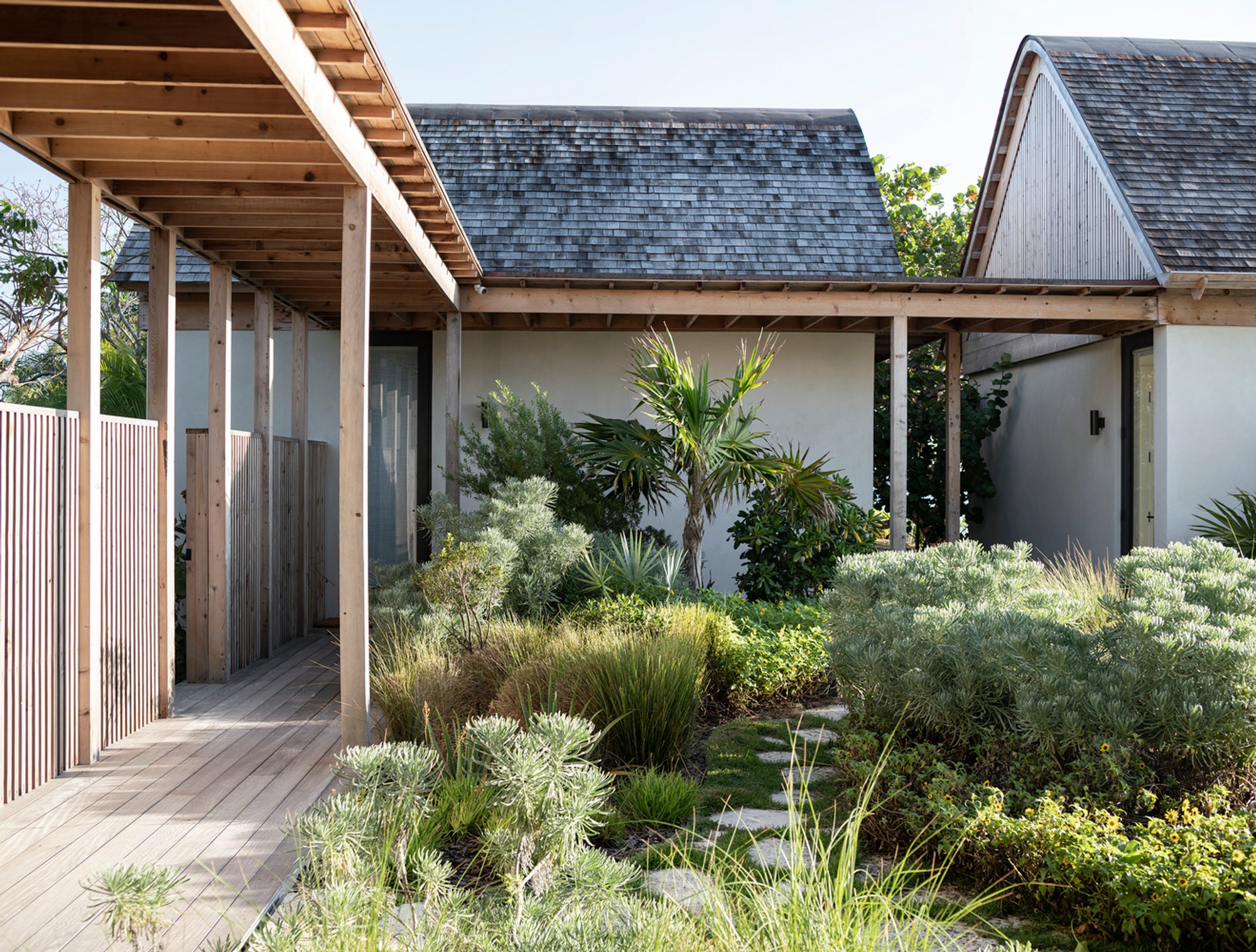 Alma Residence by Brillhart Architecture – Tropical Courtyard Living in the Bahamas