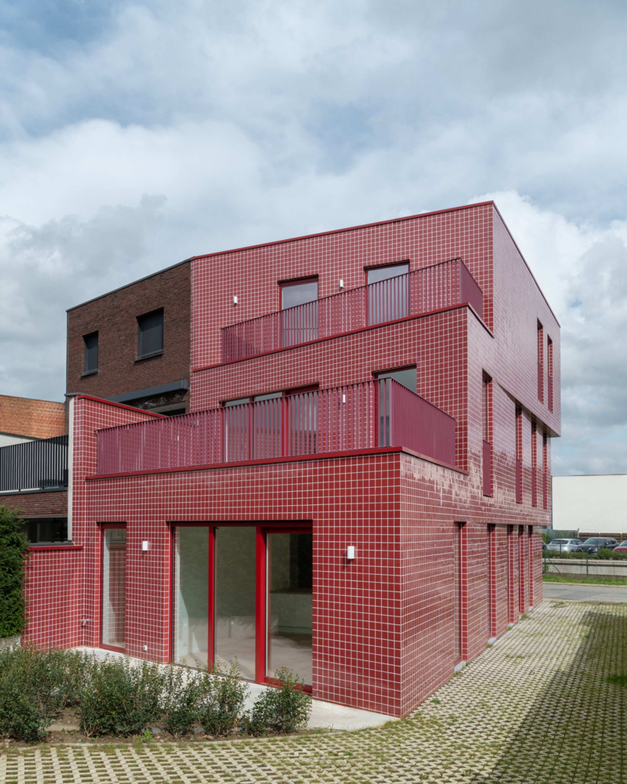 The Red House by Objekt Architecten: Innovative Multifamily Living in Aalst, Belgium