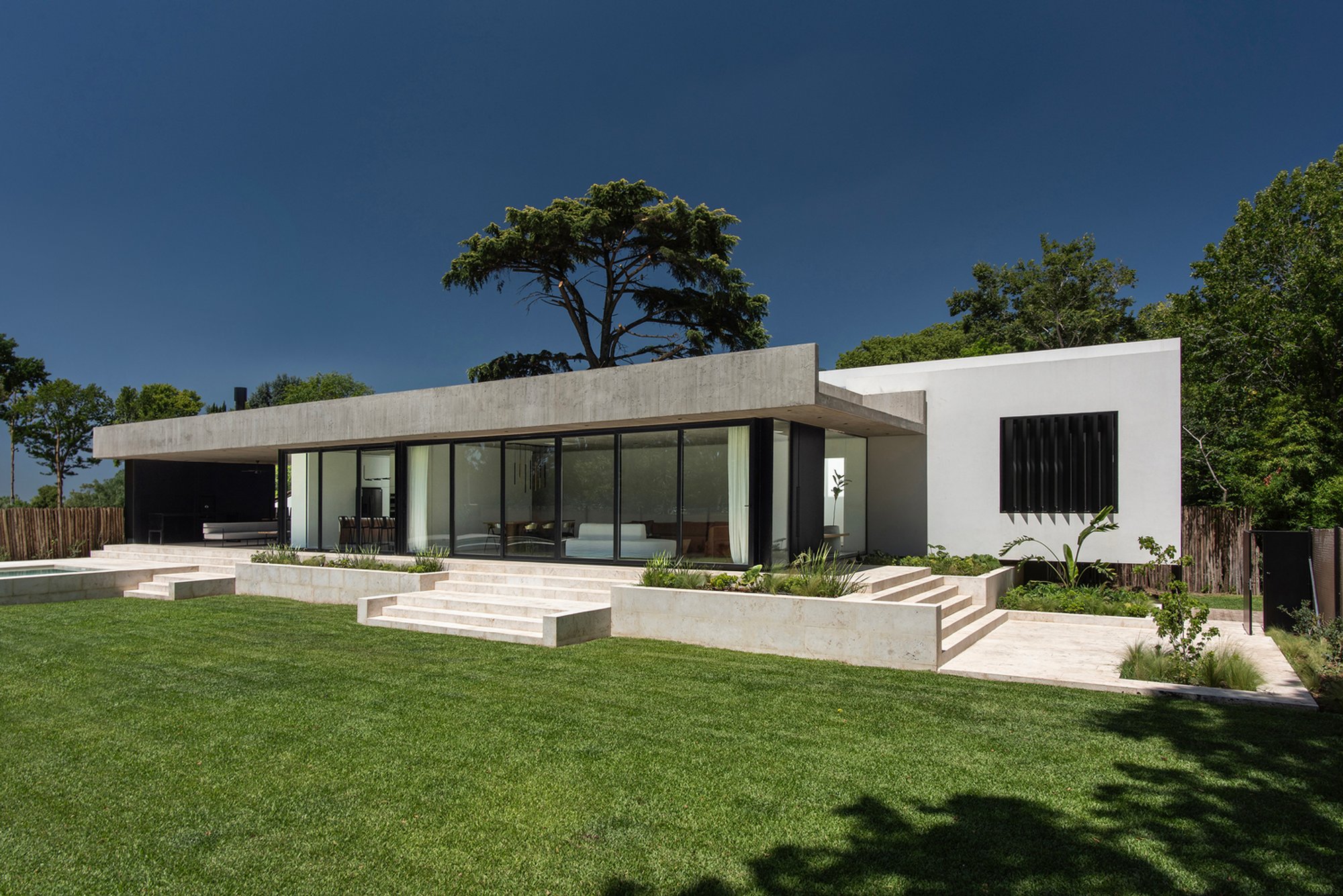 FRN House by NOA: Innovative Family Living in Villa de Mayo, Argentina