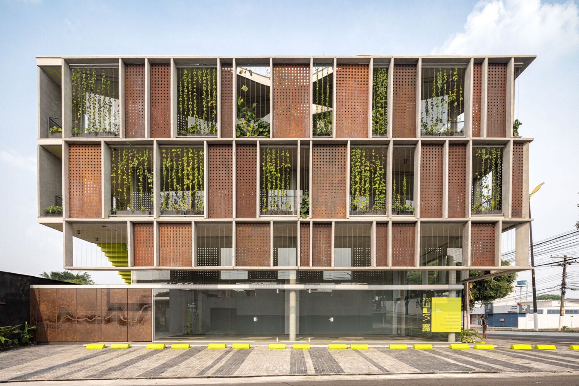 VIPE 201 Commercial Building: Innovative Commercial Architecture in Manaus