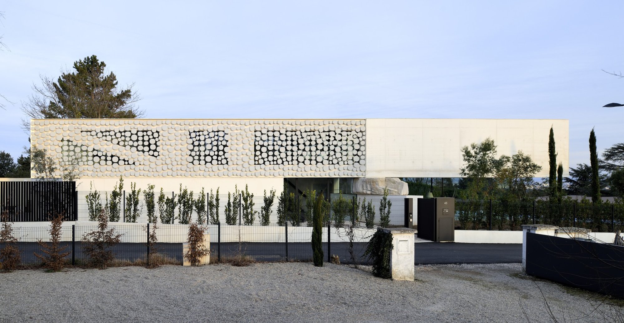 Moos De Hill House by AUM Pierre Minassian: A Sculptural Masterpiece in Saint-Didier-au-Mont-d'Or