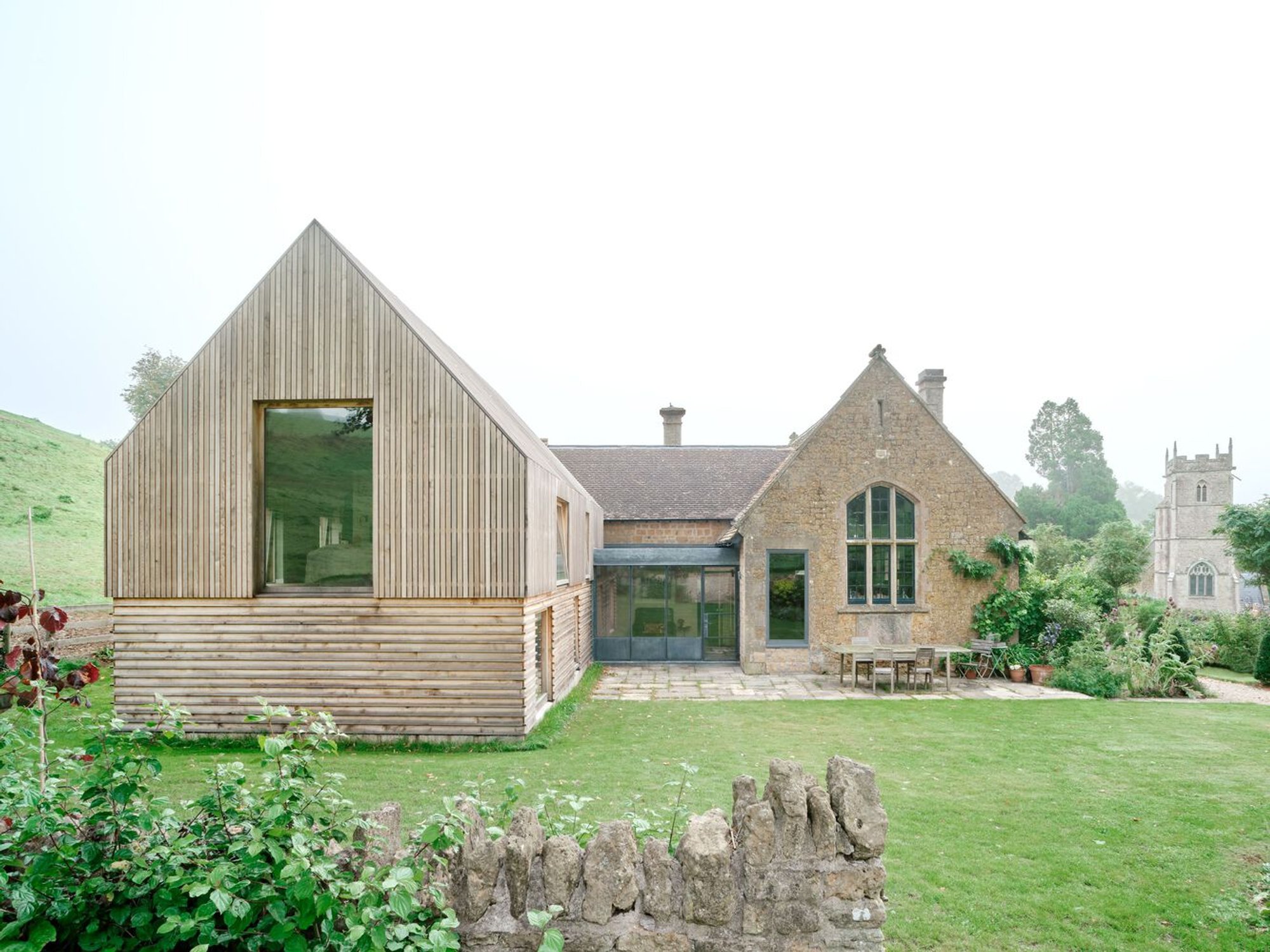 “Pitcombe’s Old School House Renovation by Bindloss Dawes: Blending Heritage and Contemporary Design”