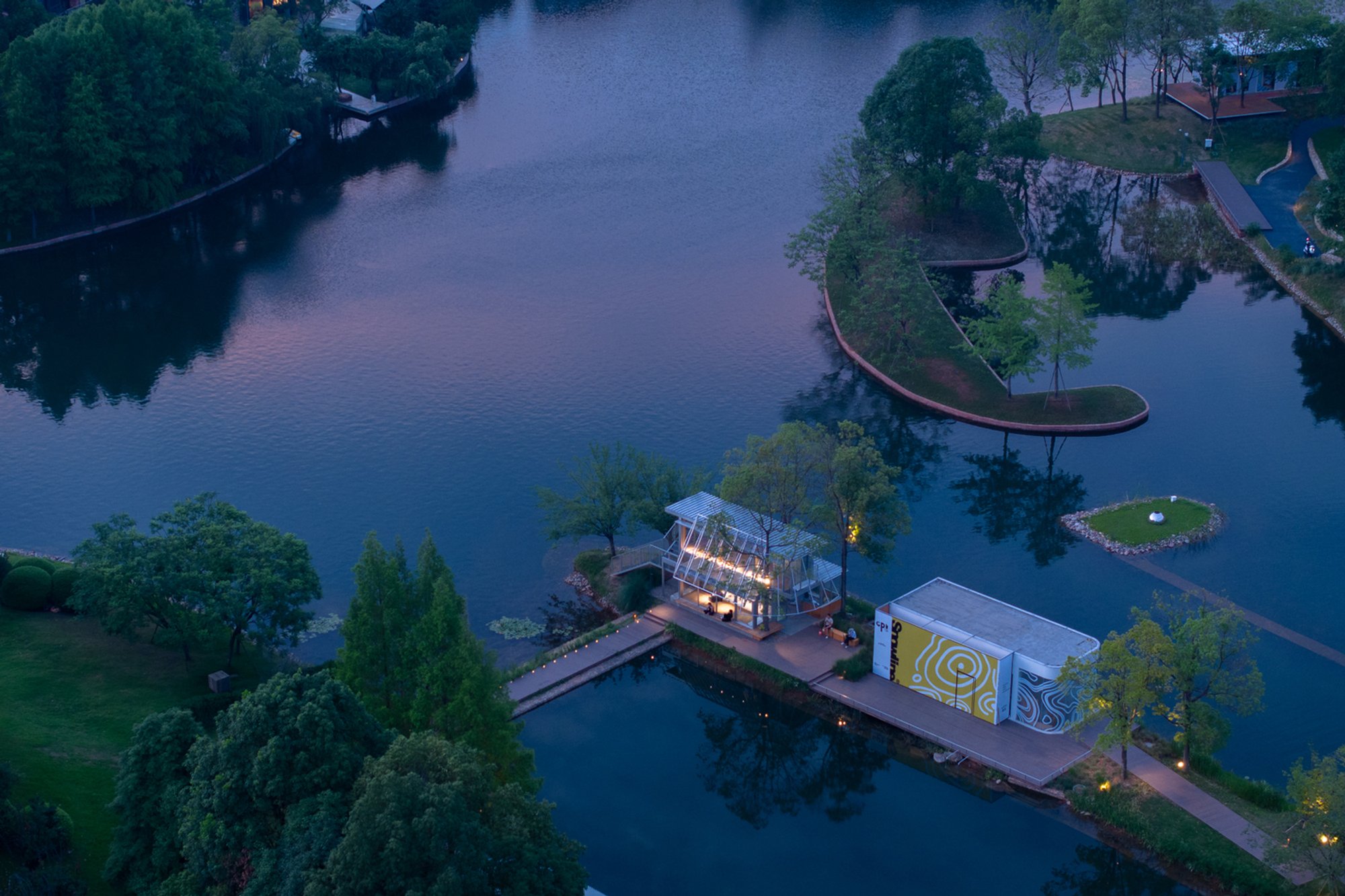 Lakeside Retail Pavilion Integrating Public Space and Sustainable Design in Chengdu