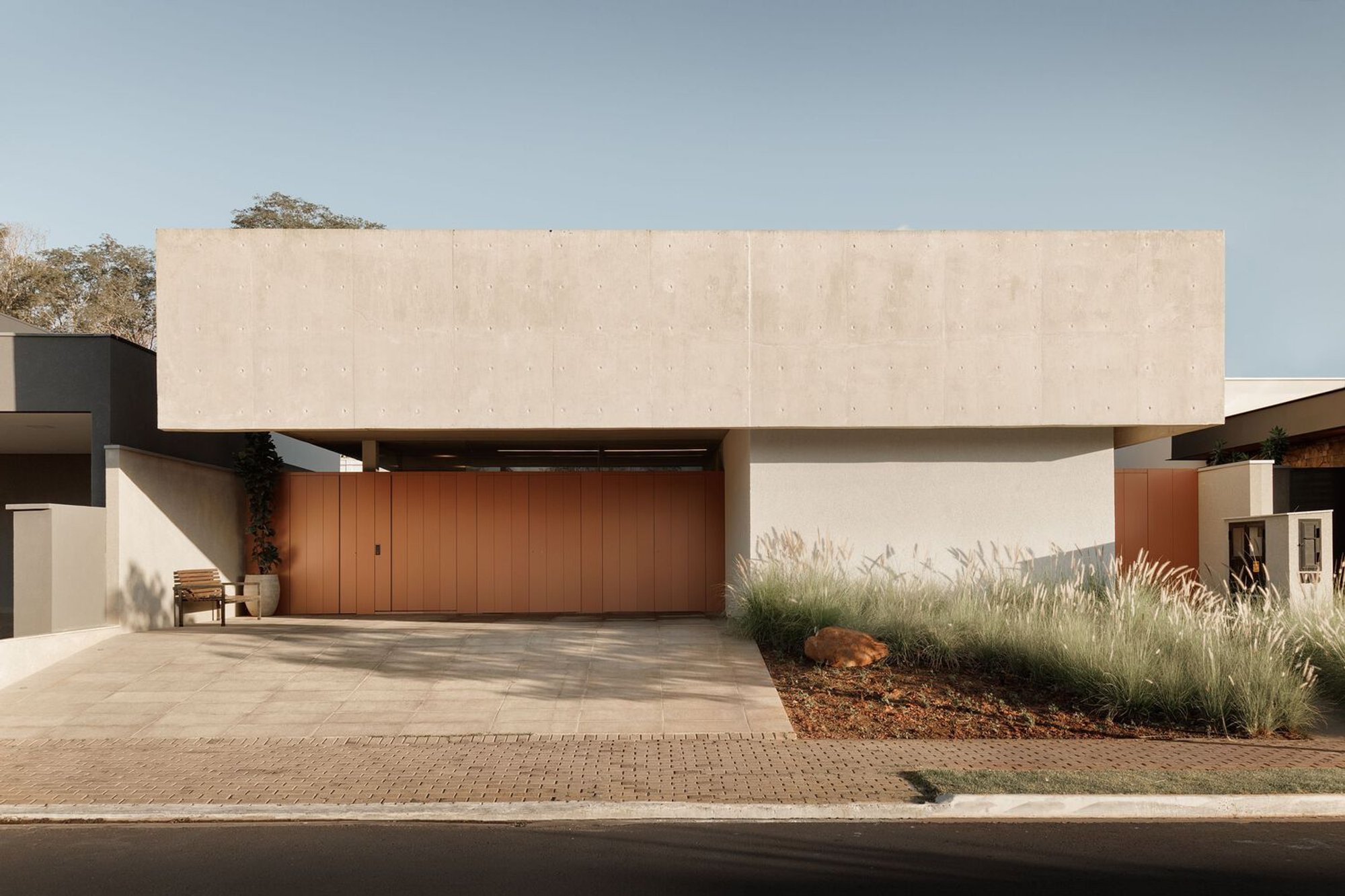 QUADROS House by gruta.arquitetos Contemporary Indoor-Outdoor Family Home in Bauru