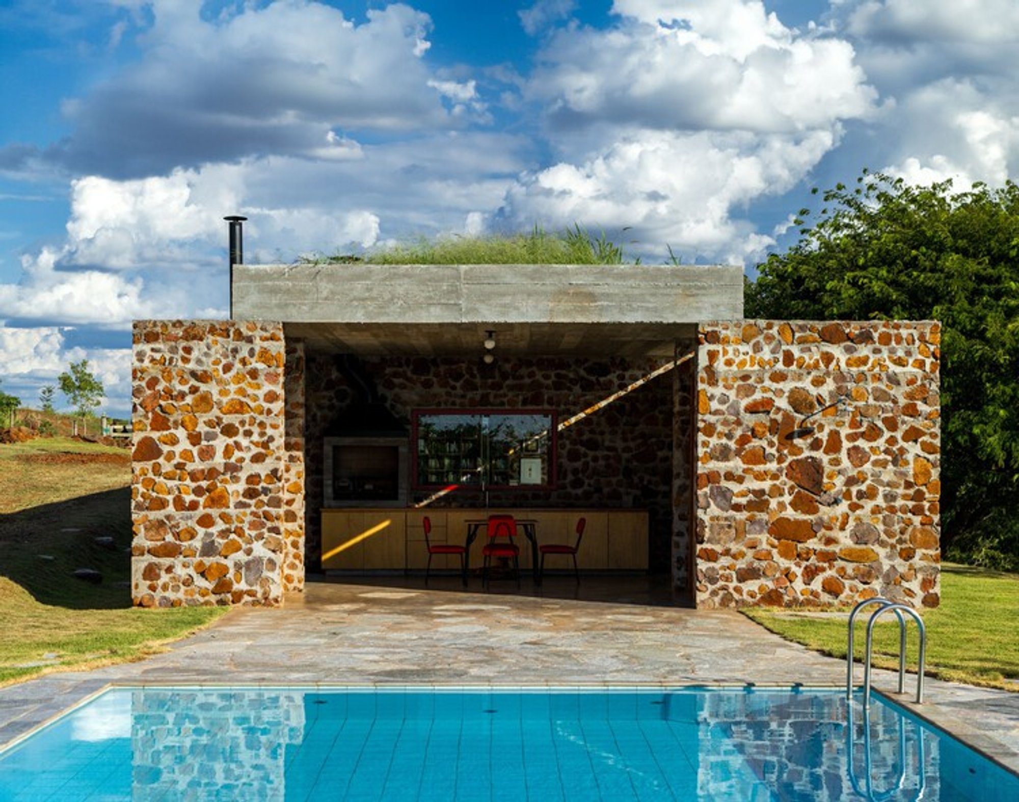 Maringá House: Stone, Concrete, and Landscape in Rural Paraná