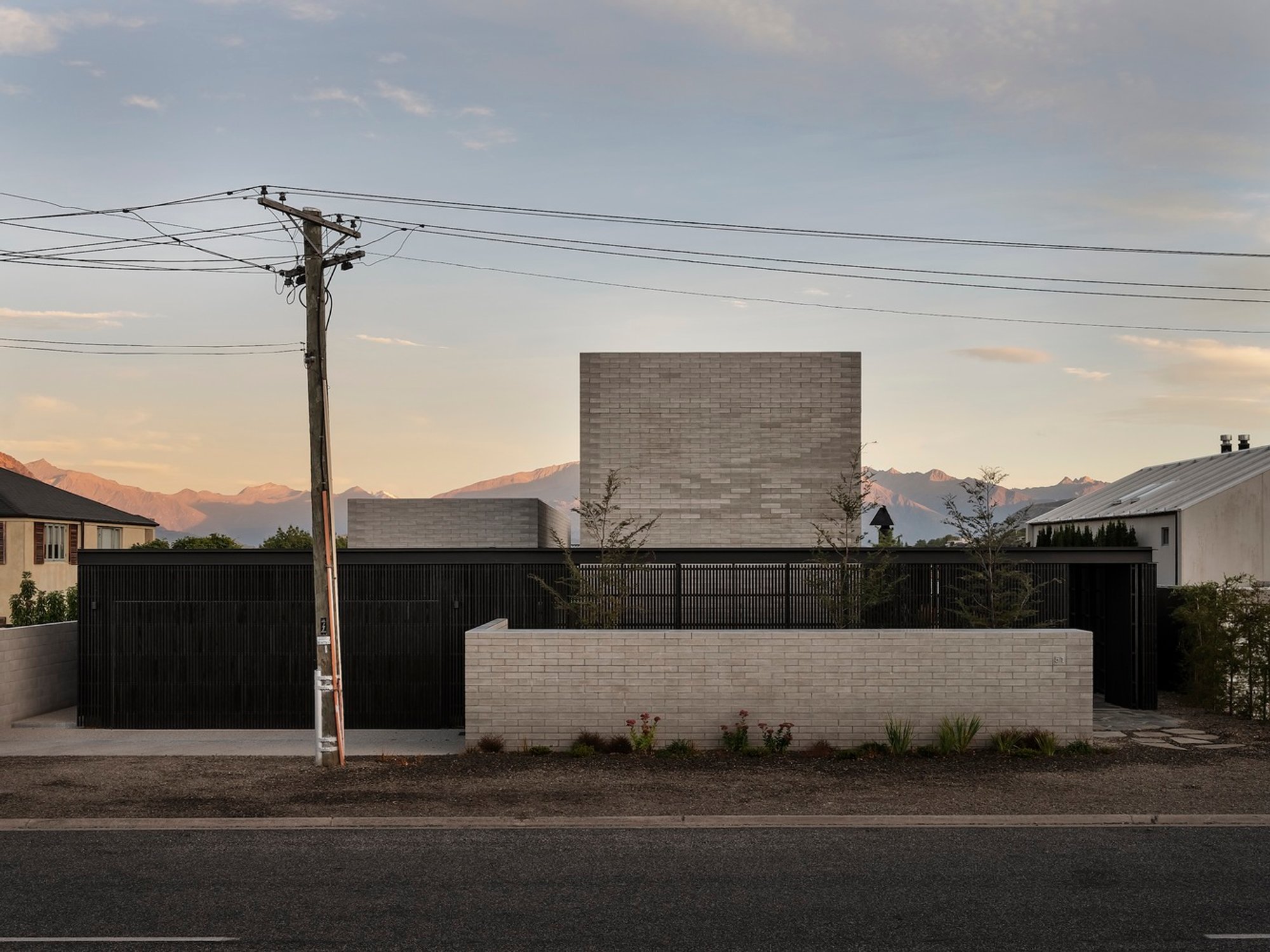 SKI House by Roberts Gray Architects: A Contemporary Intergenerational Retreat in Wanaka