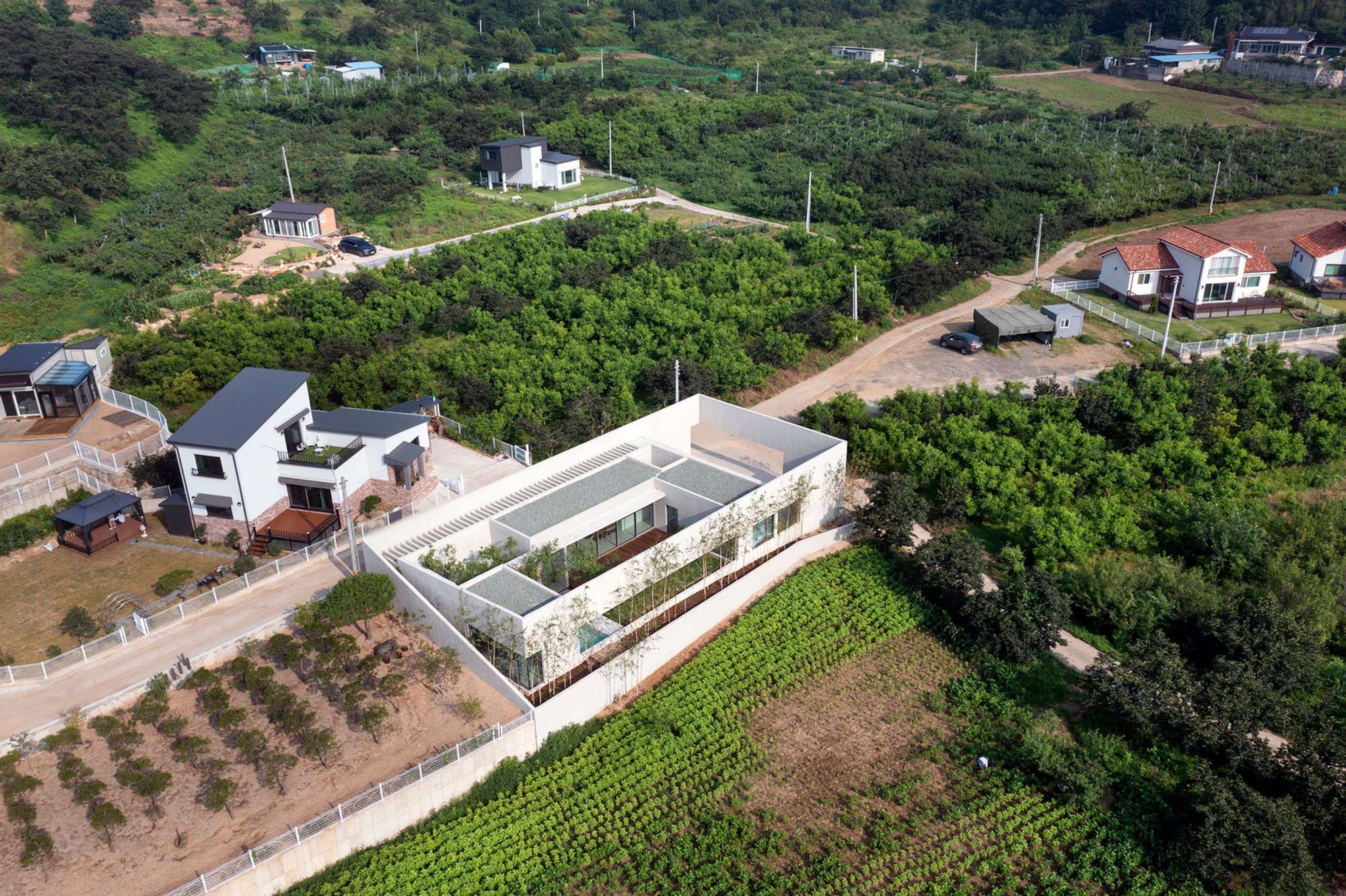 Walking in Circles House by SMART ARCHITECTURE: A Serene Rural Retreat in Cheongdo