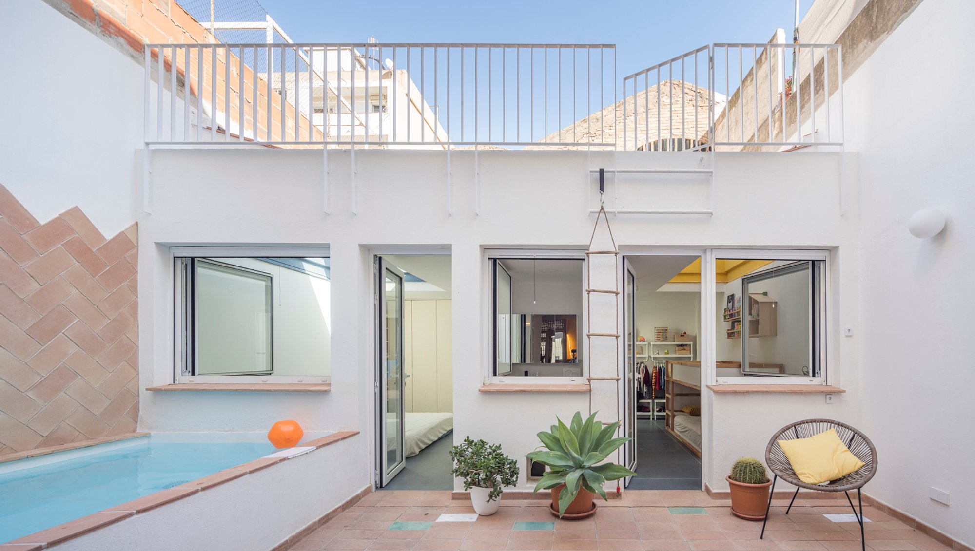 Casavera: An Accessible Mediterranean Home Rooted in El Cabanyal