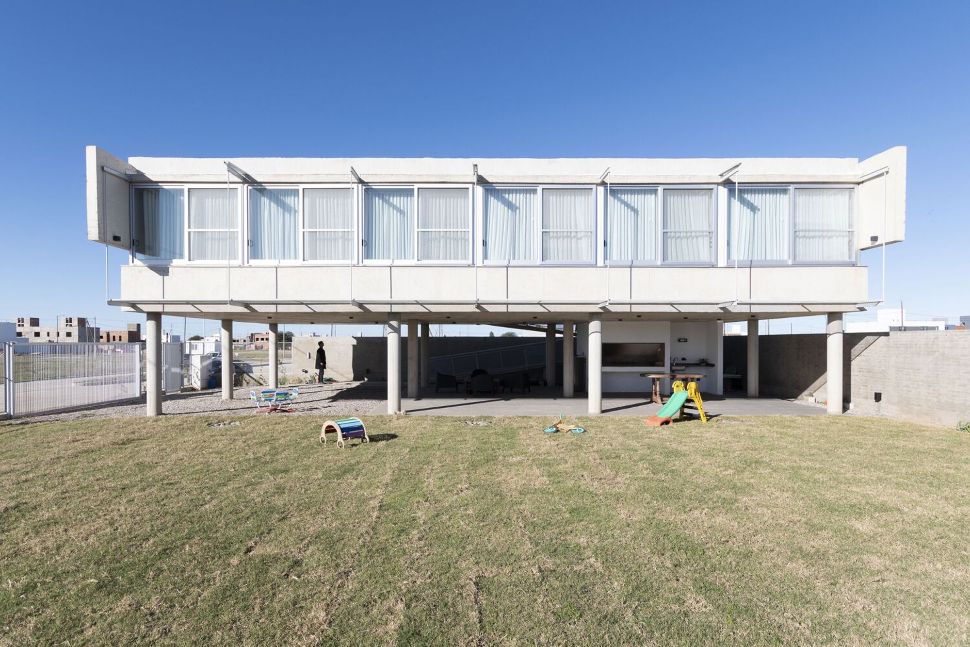 House Between Columns by Esteras Perrote: Innovative Residential Design in Córdoba, Argentina