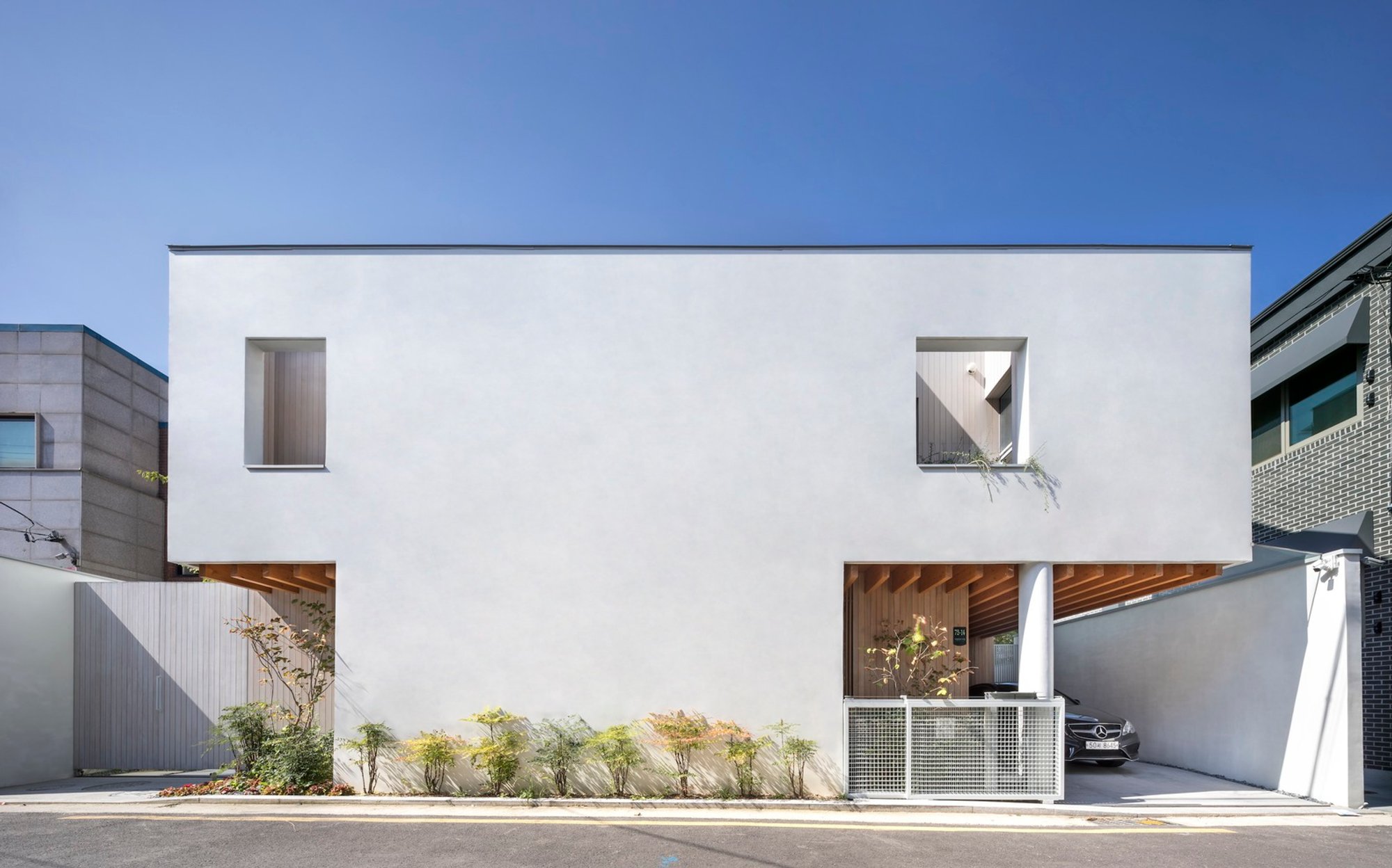 Seoripul-Namu House by Soltozibin Architects: Innovative L-Shaped Urban Living in Seoul