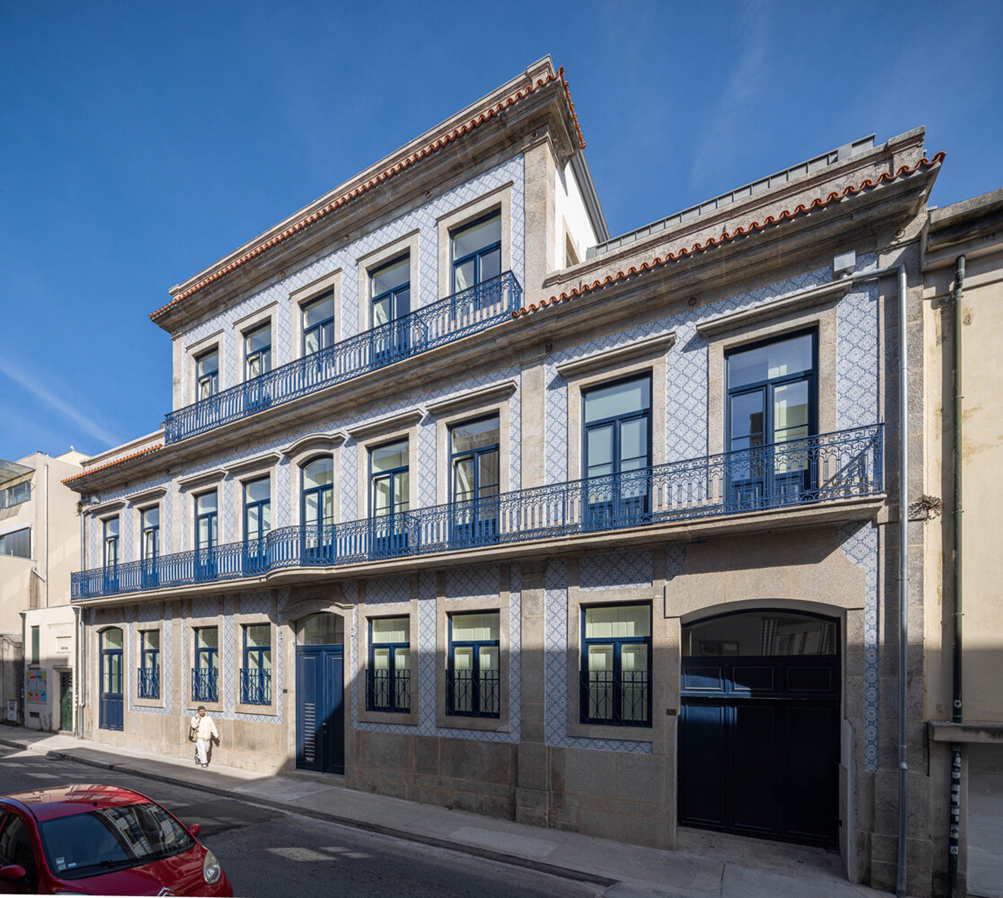 Arts Building: Modern Residential Transformation in Porto, Portugal