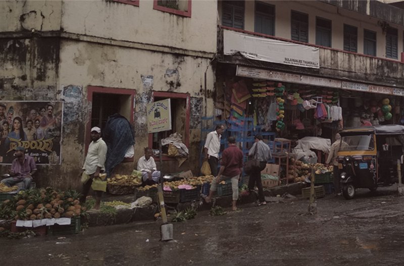 Informal street vendors animate the edges of Mangaluru’s central market, highlighting both vitality and spatial challenges.