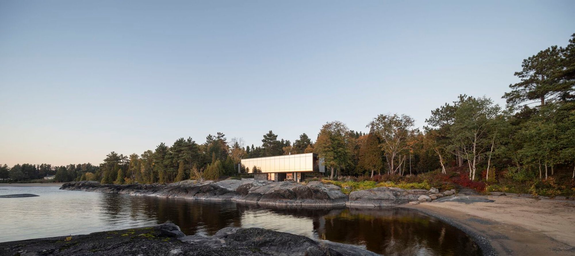 Alma 24 House by Maria José Benech and Stéphane Asselin: Lakeside Residential Retreat in Québec