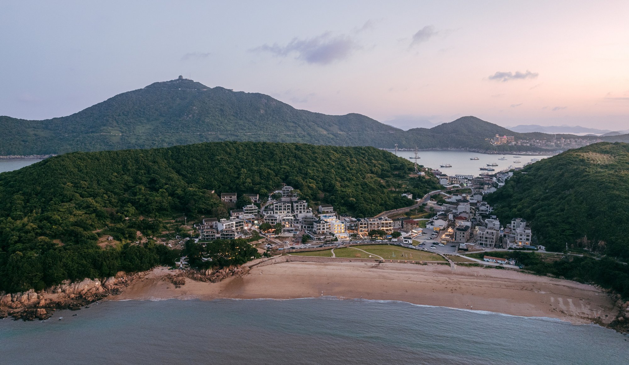 Zhoushan Summer Hotel Phase II by MAT Office