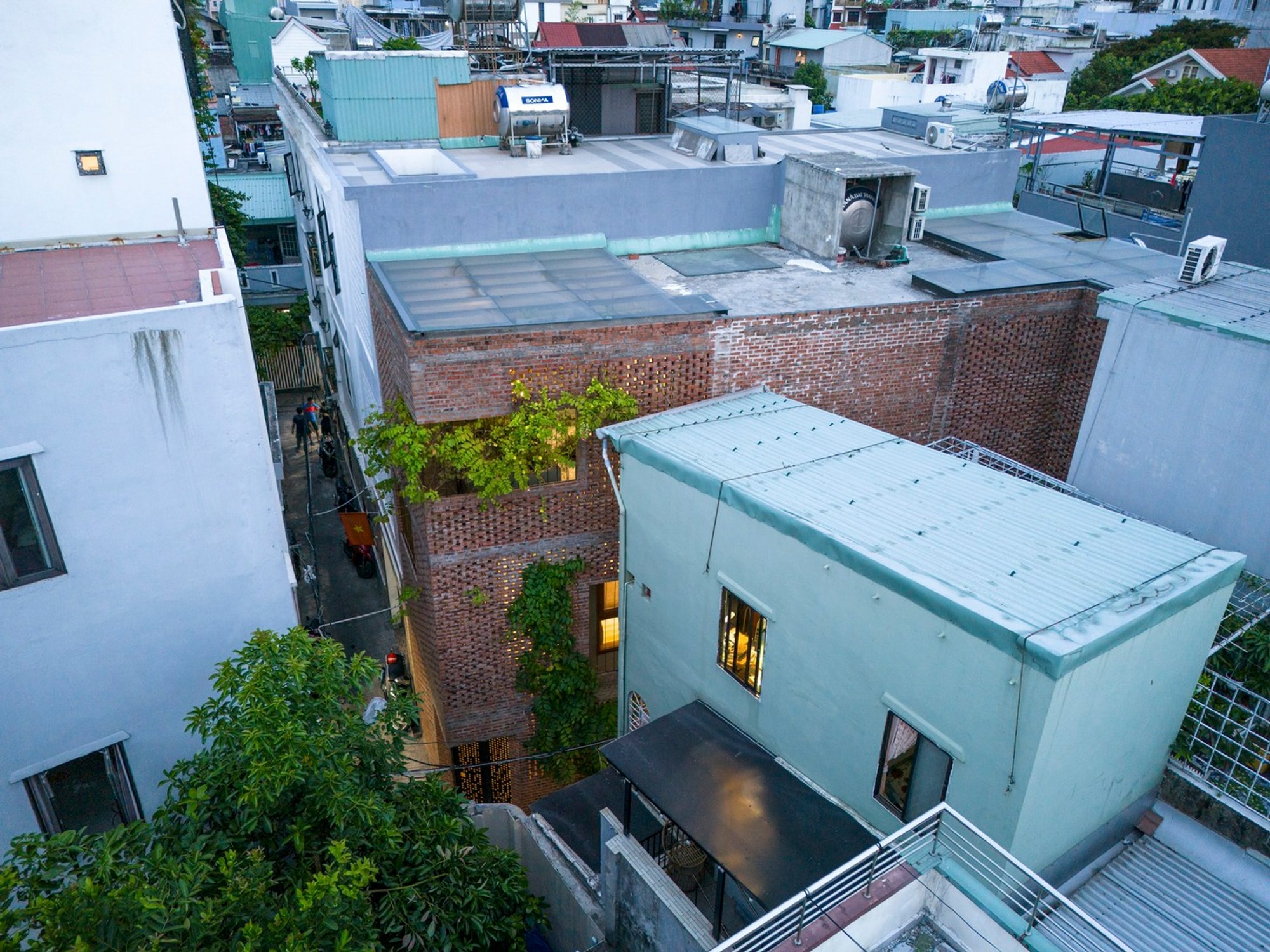 The Lantern House by Ho Khue Architects: A Compact Urban Sanctuary in Da Nang