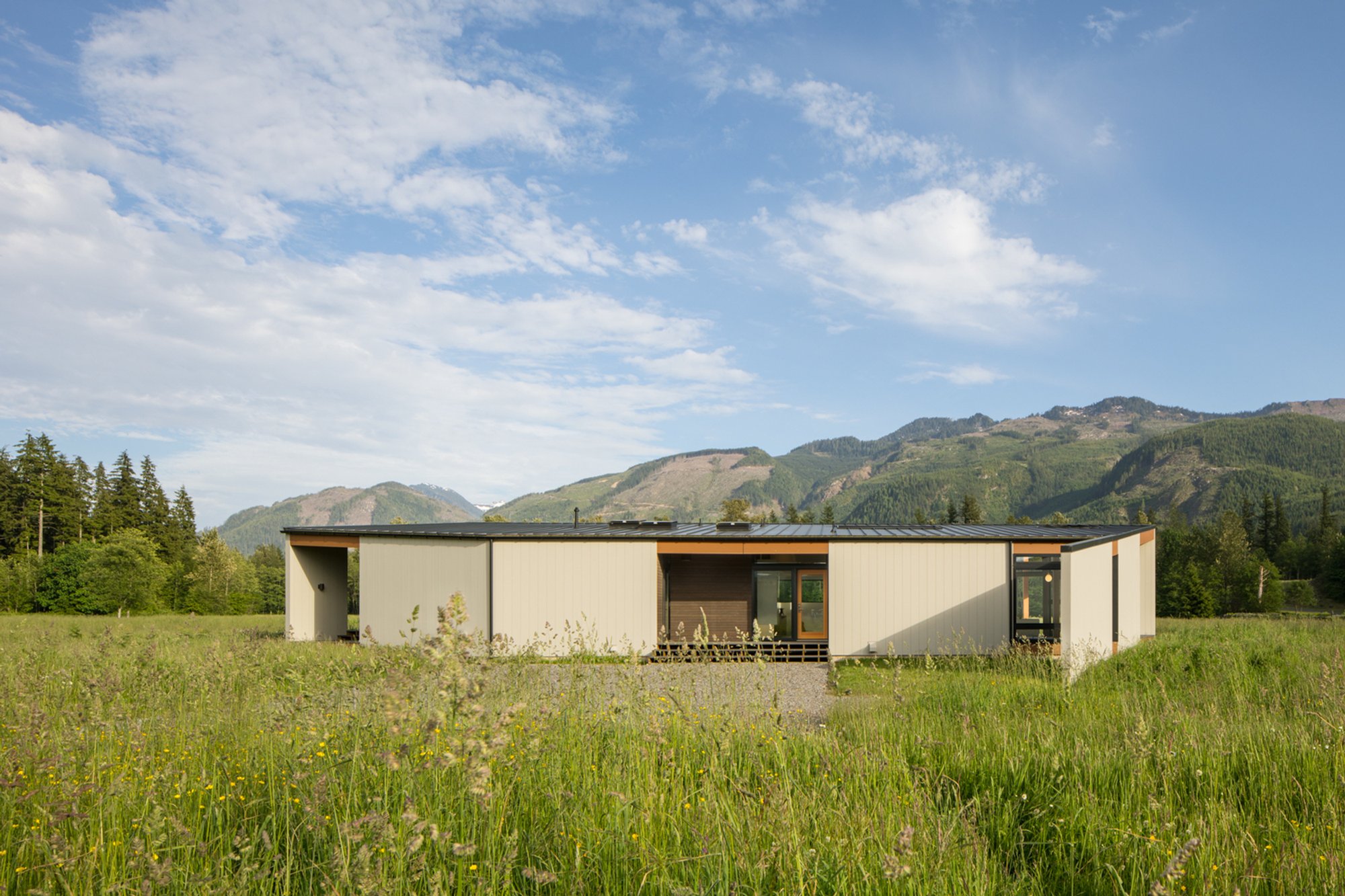 Field House by David Coleman Architecture: A Harmonious Retreat in Sultan, Washington